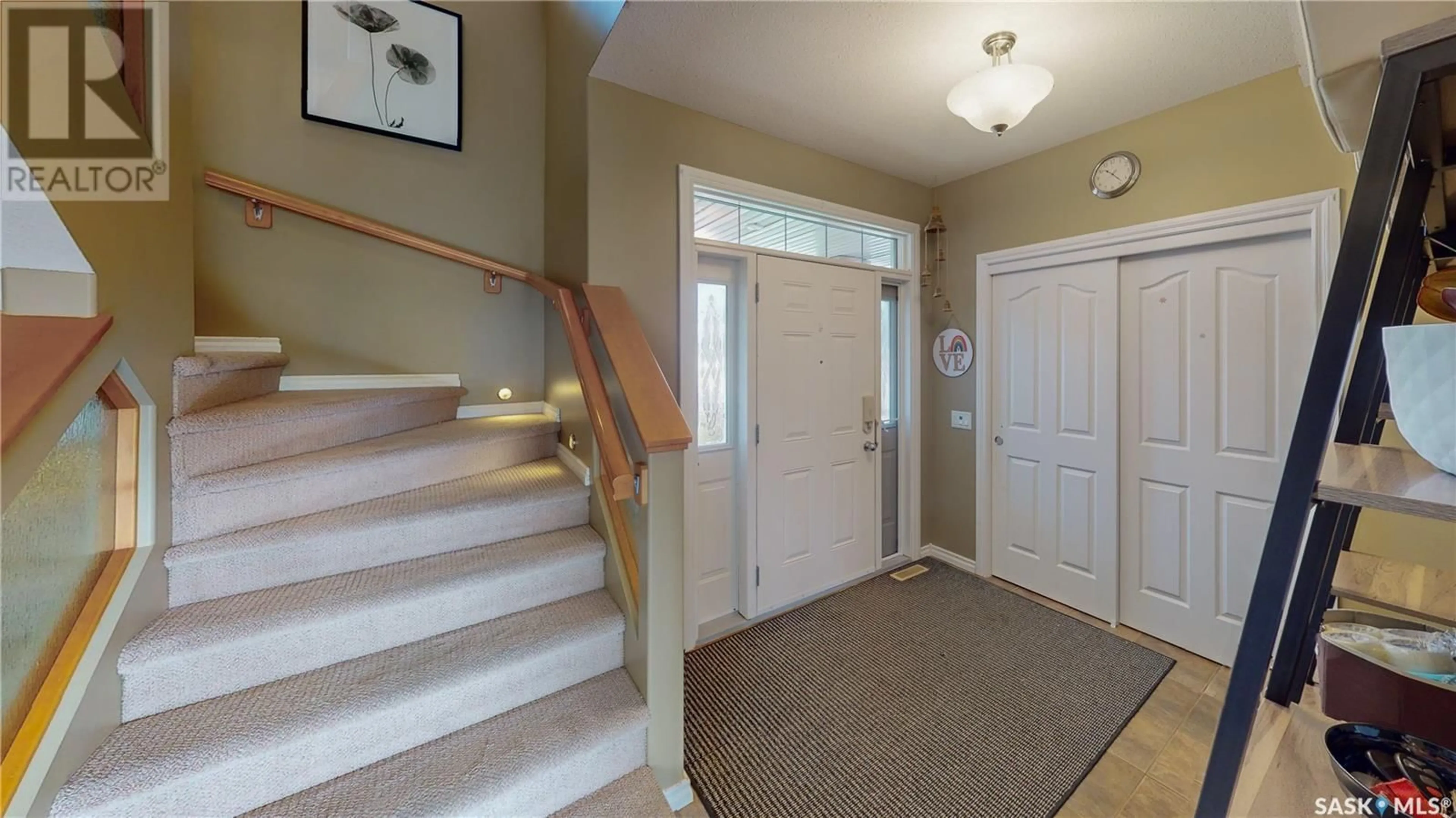 Indoor foyer for 5070 Fahlman CRESCENT, Regina Saskatchewan S4X4R9