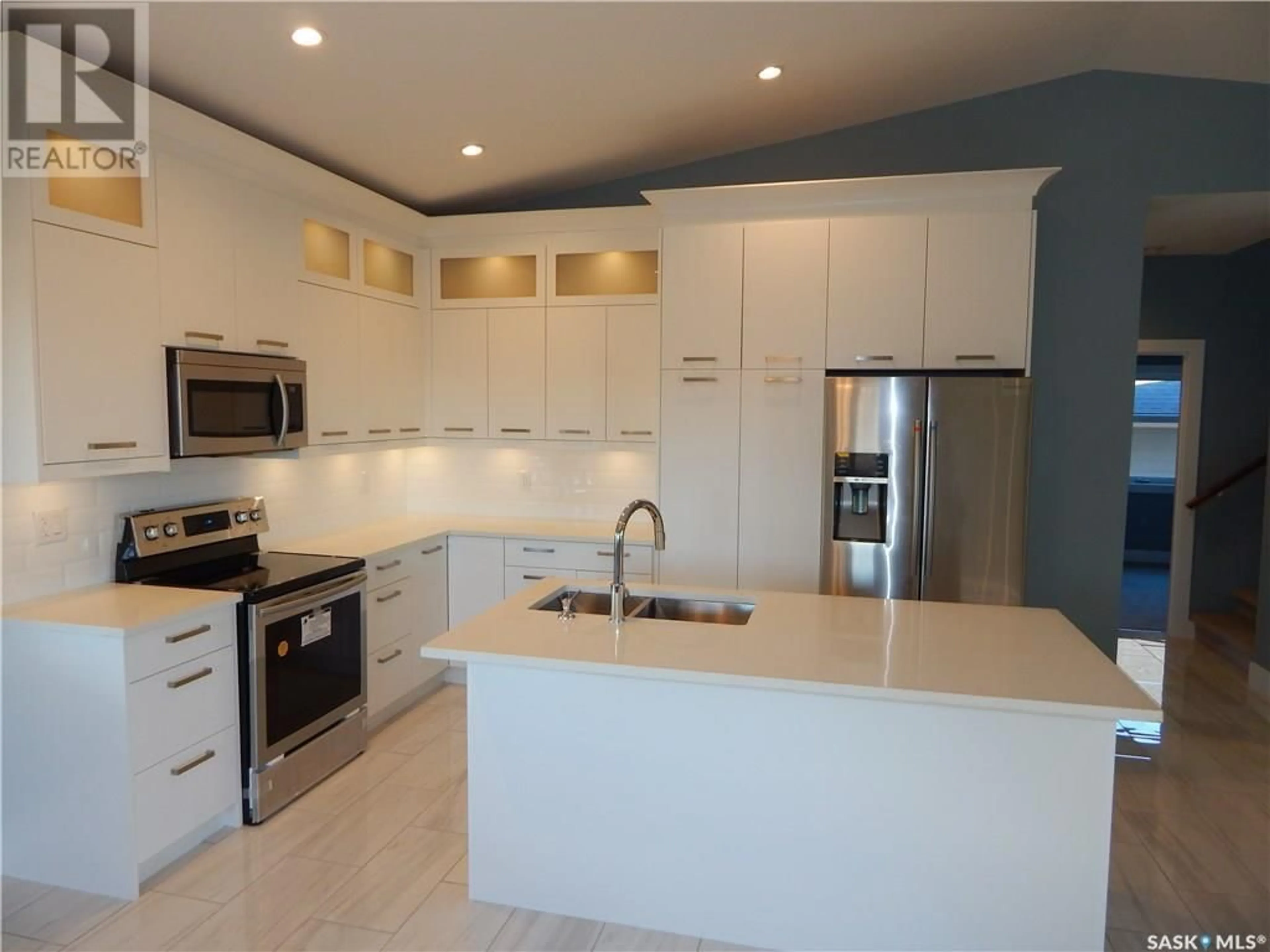 Contemporary kitchen for 605 Confederation DRIVE, Weyburn Saskatchewan S4H3R1