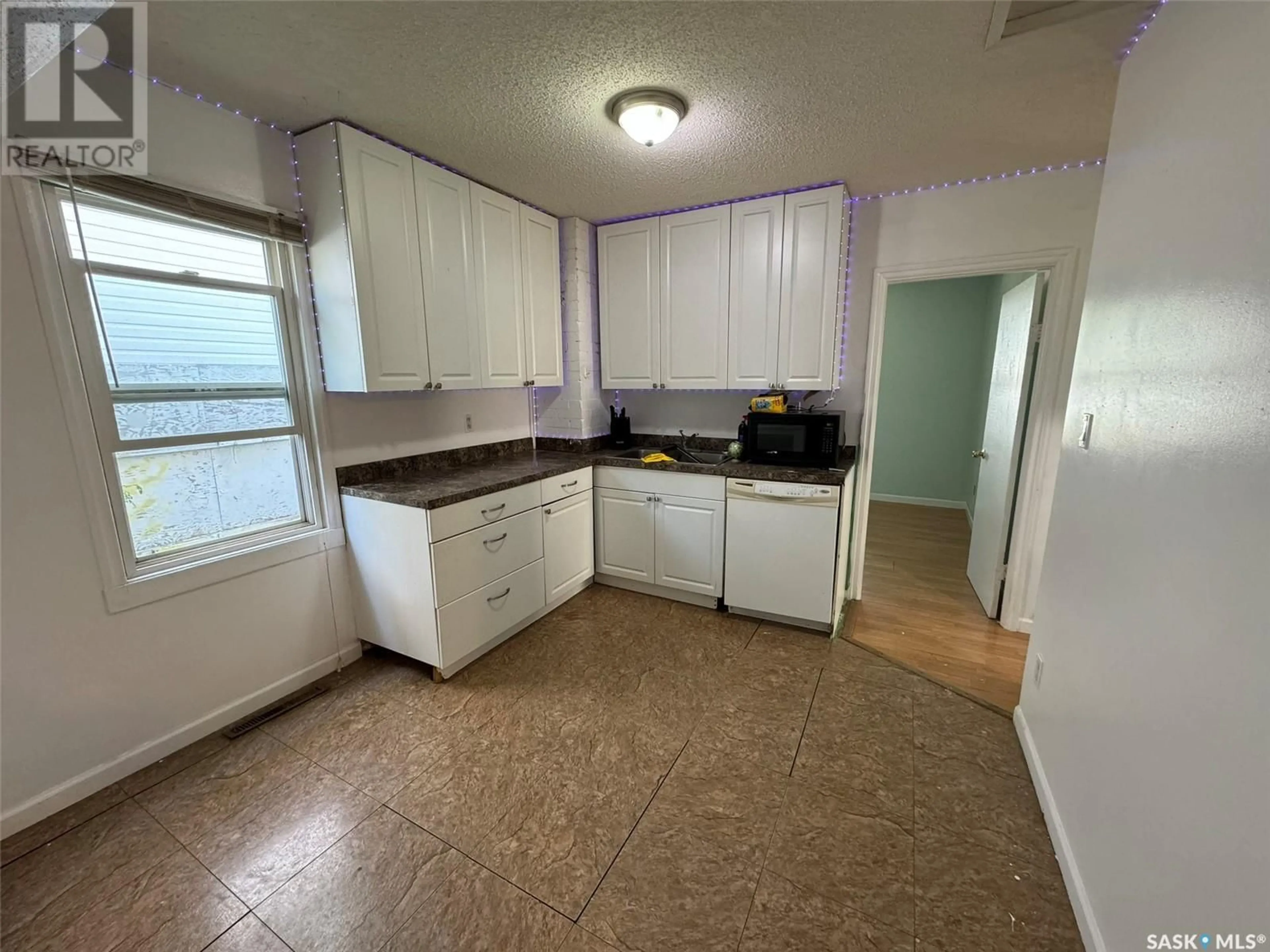 Standard kitchen for 1536 D AVENUE N, Saskatoon Saskatchewan S7L1P6