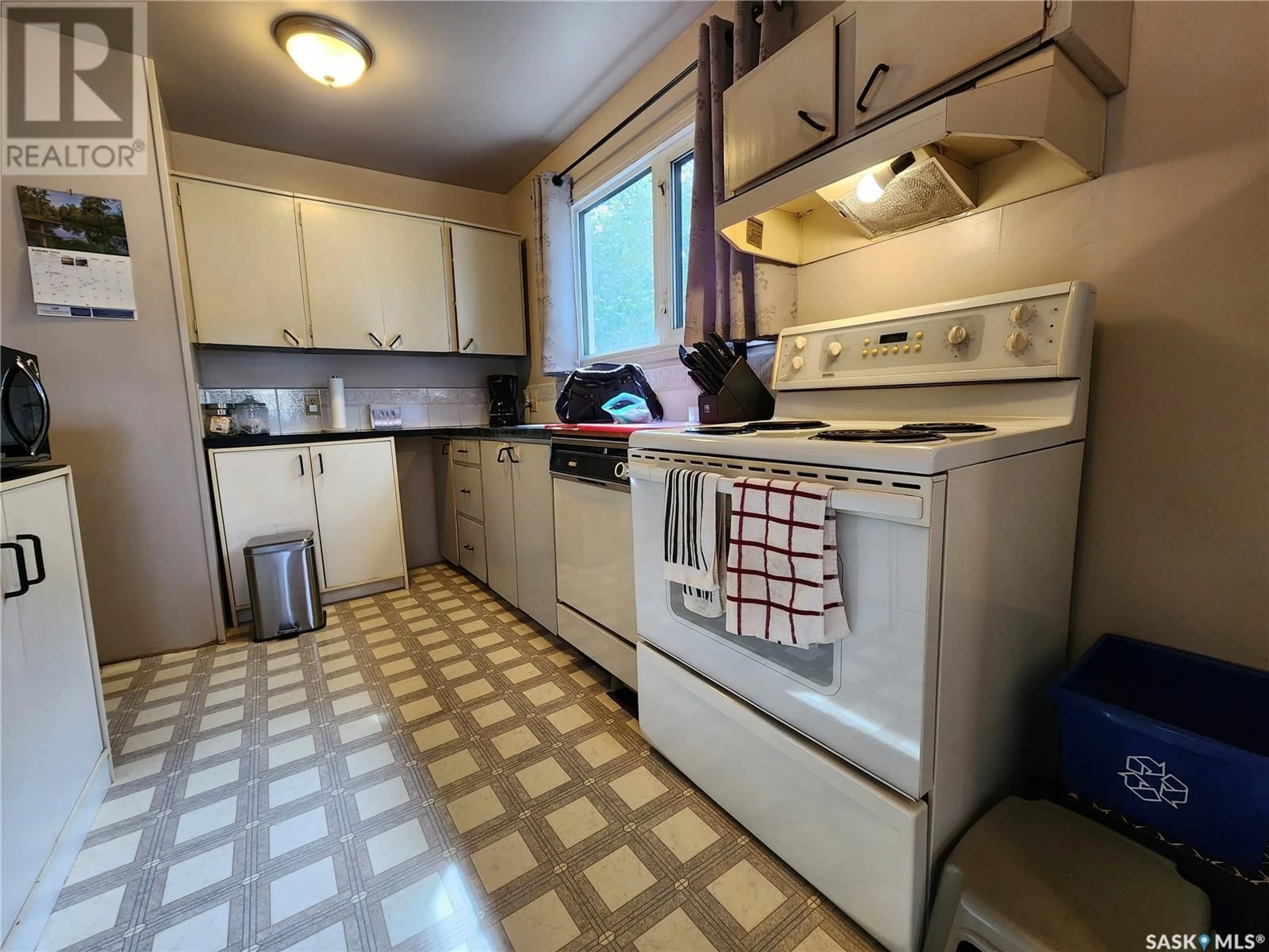 Standard kitchen for 622 KING STREET, Weyburn Saskatchewan S4H0P7