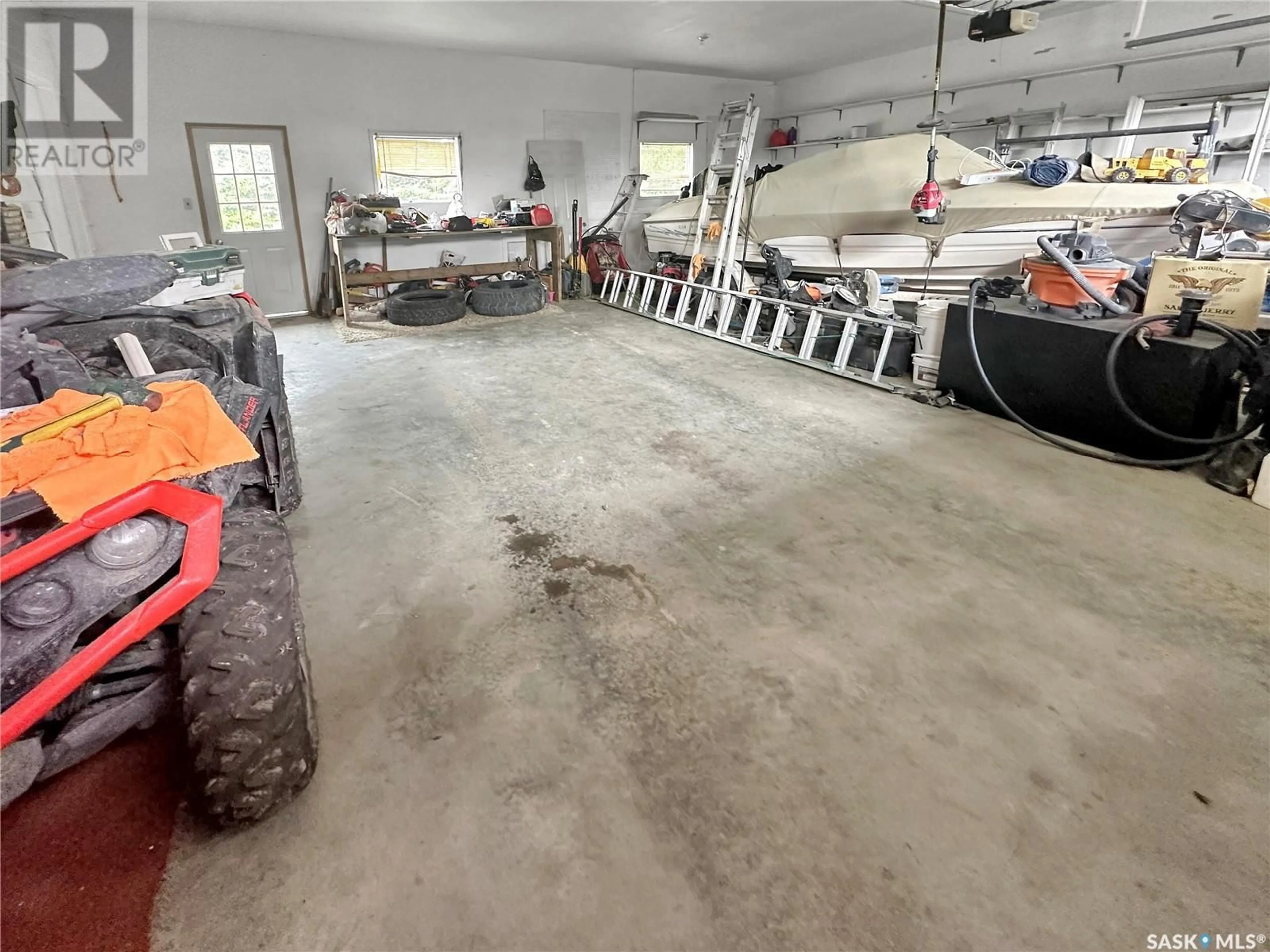 Indoor garage for 50 2 AVENUE E, Montmartre Saskatchewan S0G3M0