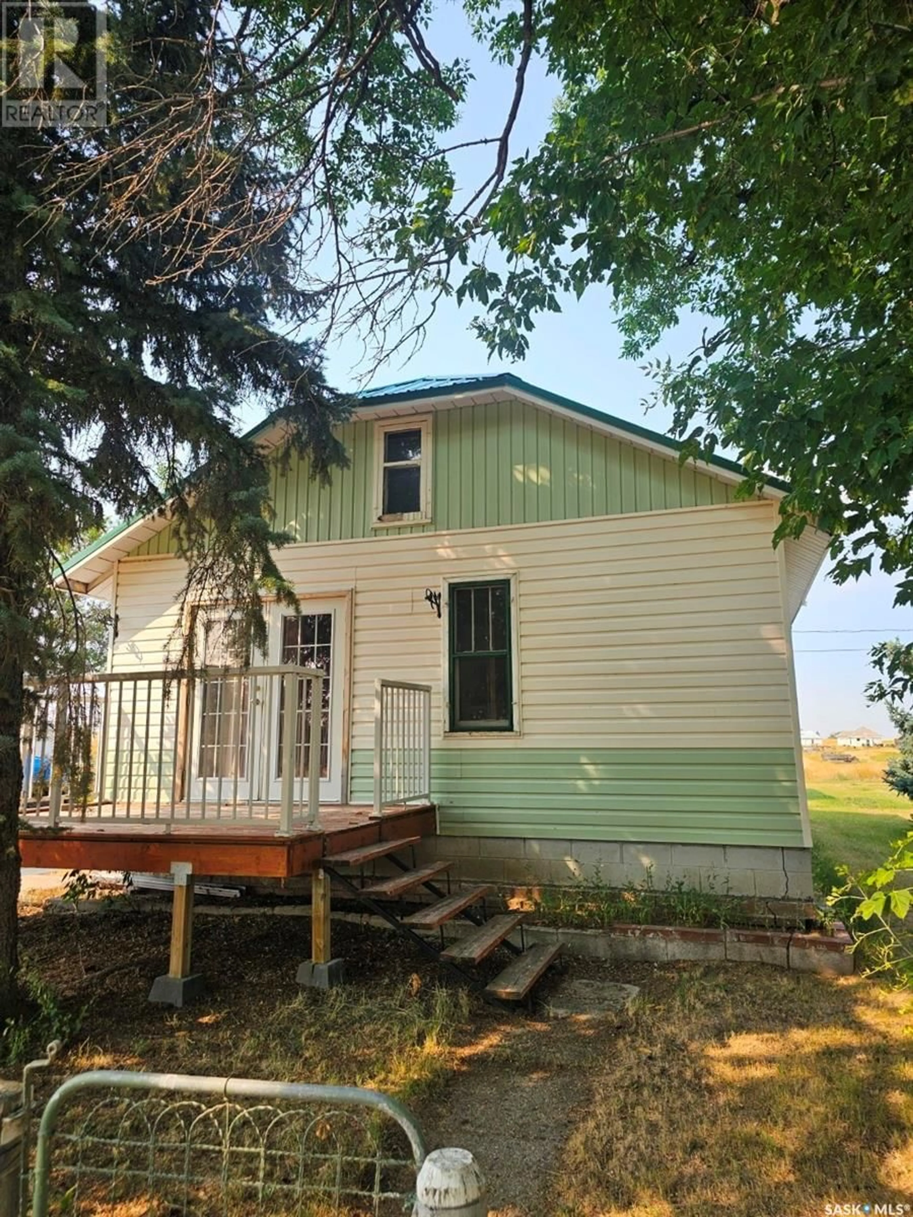 Cottage for 241 3rd STREET W, Mankota Saskatchewan S0H2W0