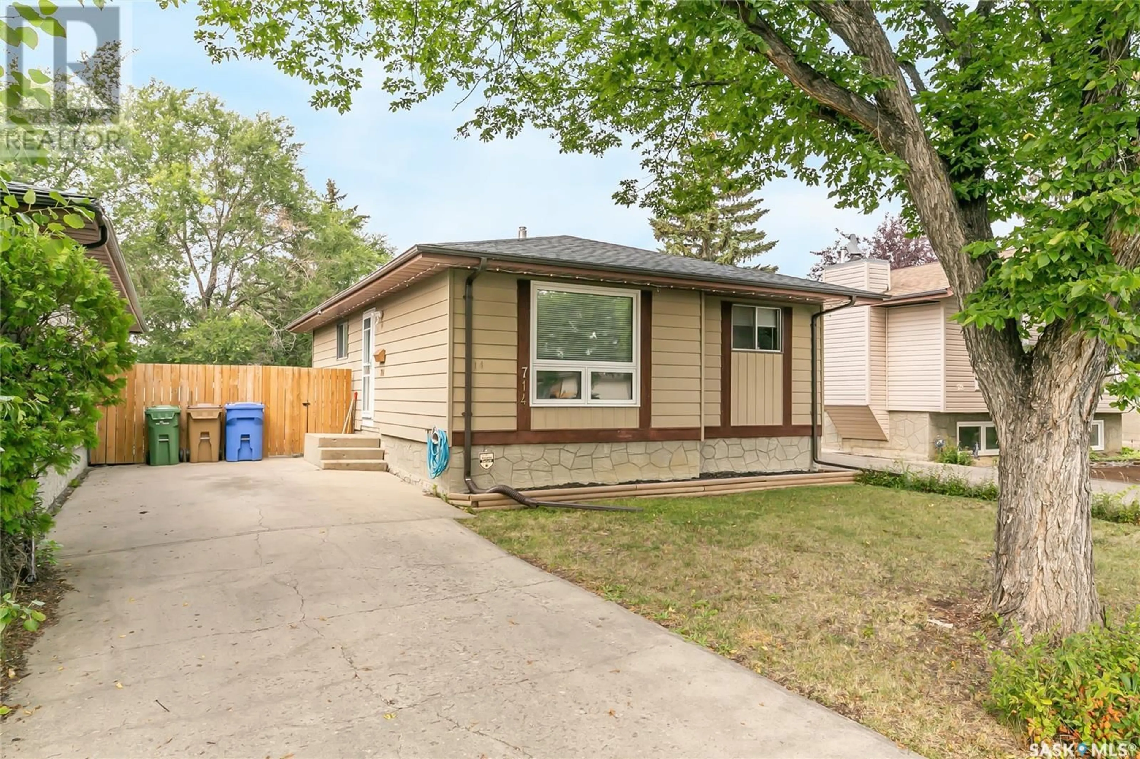 Home with vinyl exterior material for 714 Worobetz CRESCENT N, Regina Saskatchewan S4X2C3