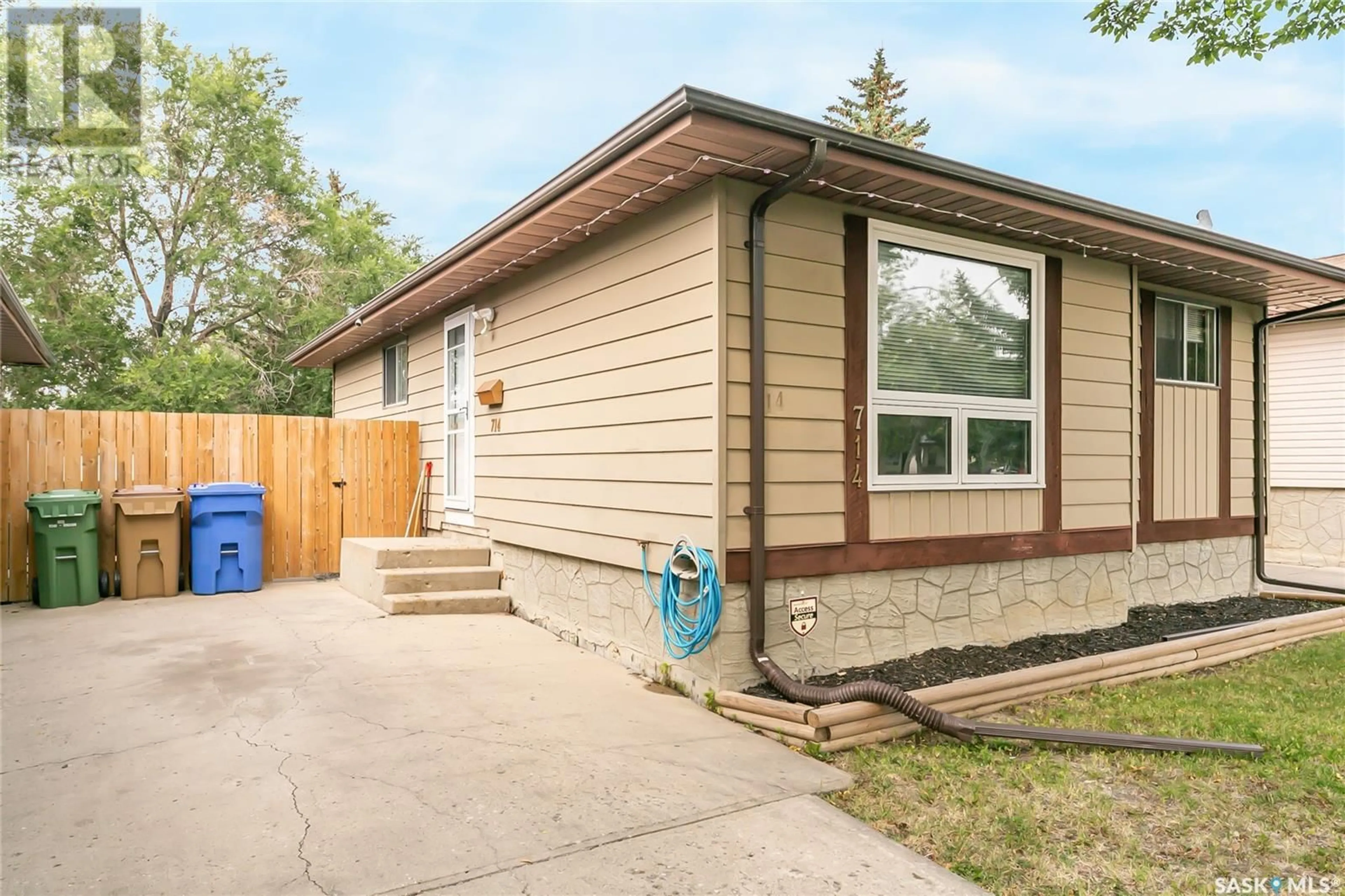 Frontside or backside of a home for 714 Worobetz CRESCENT N, Regina Saskatchewan S4X2C3