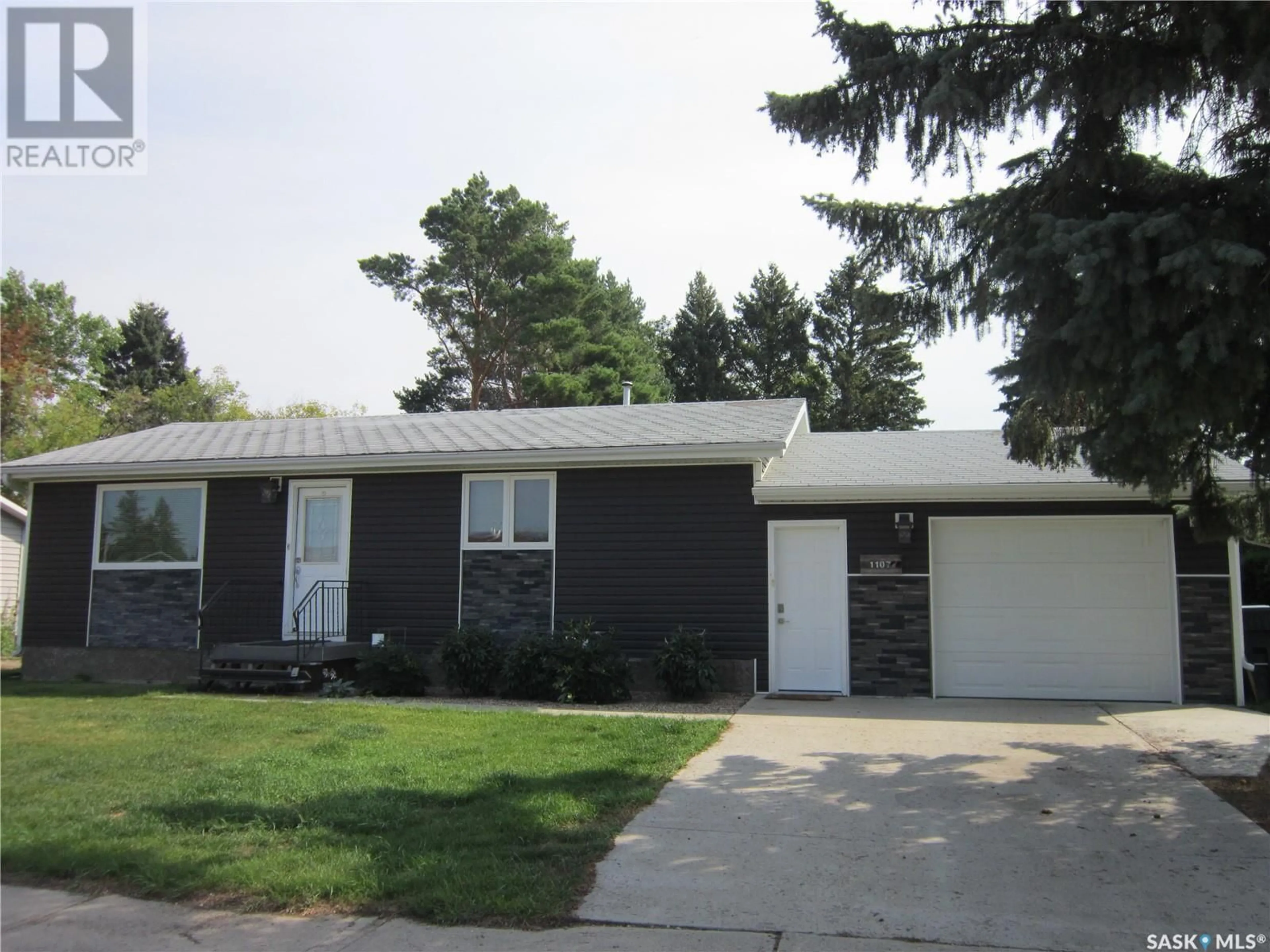 Frontside or backside of a home, the street view for 1107 Centre STREET, Nipawin Saskatchewan S0E1E0