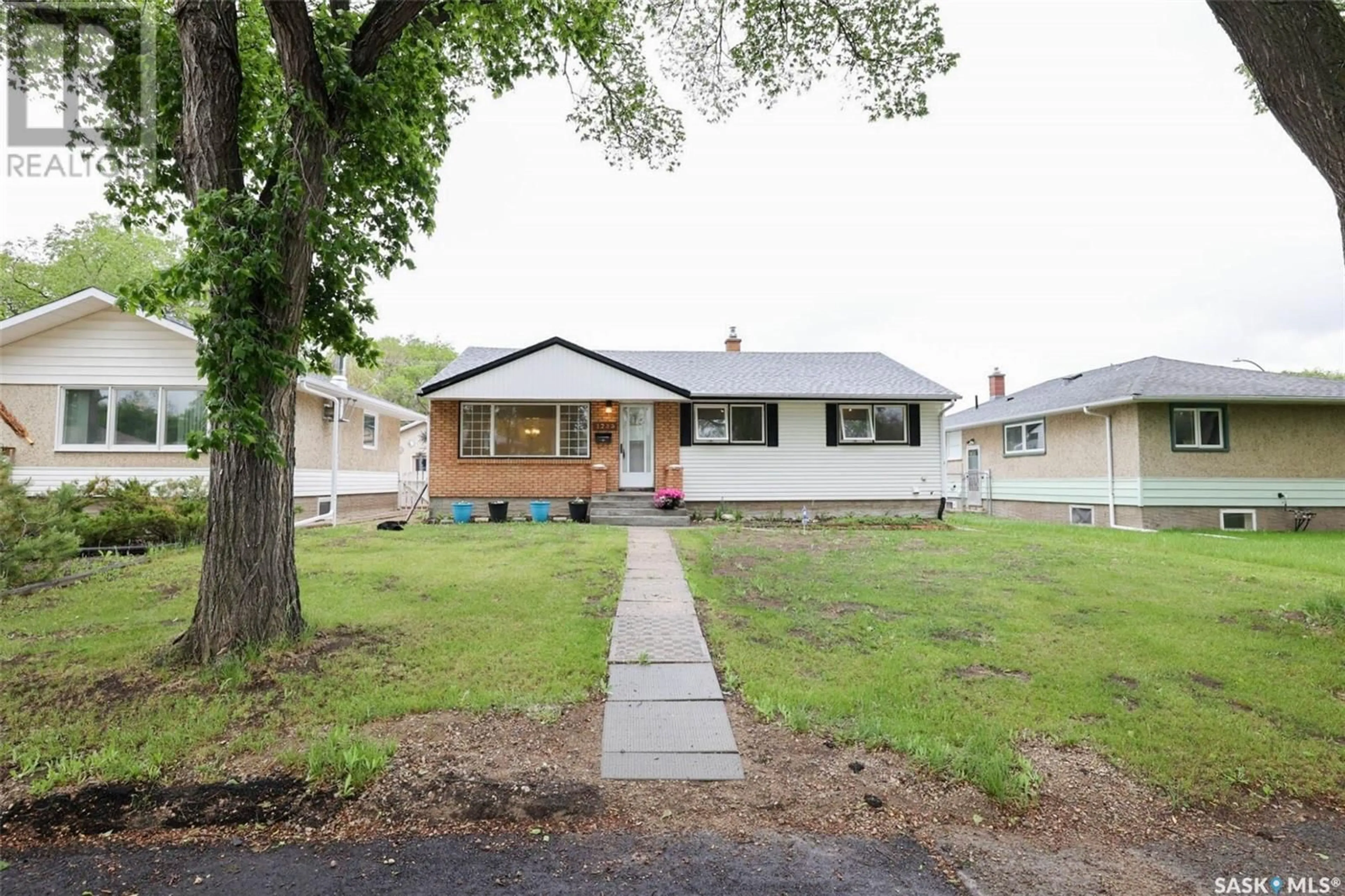 Frontside or backside of a home for 1233 Aberdeen STREET, Regina Saskatchewan S4T5K1