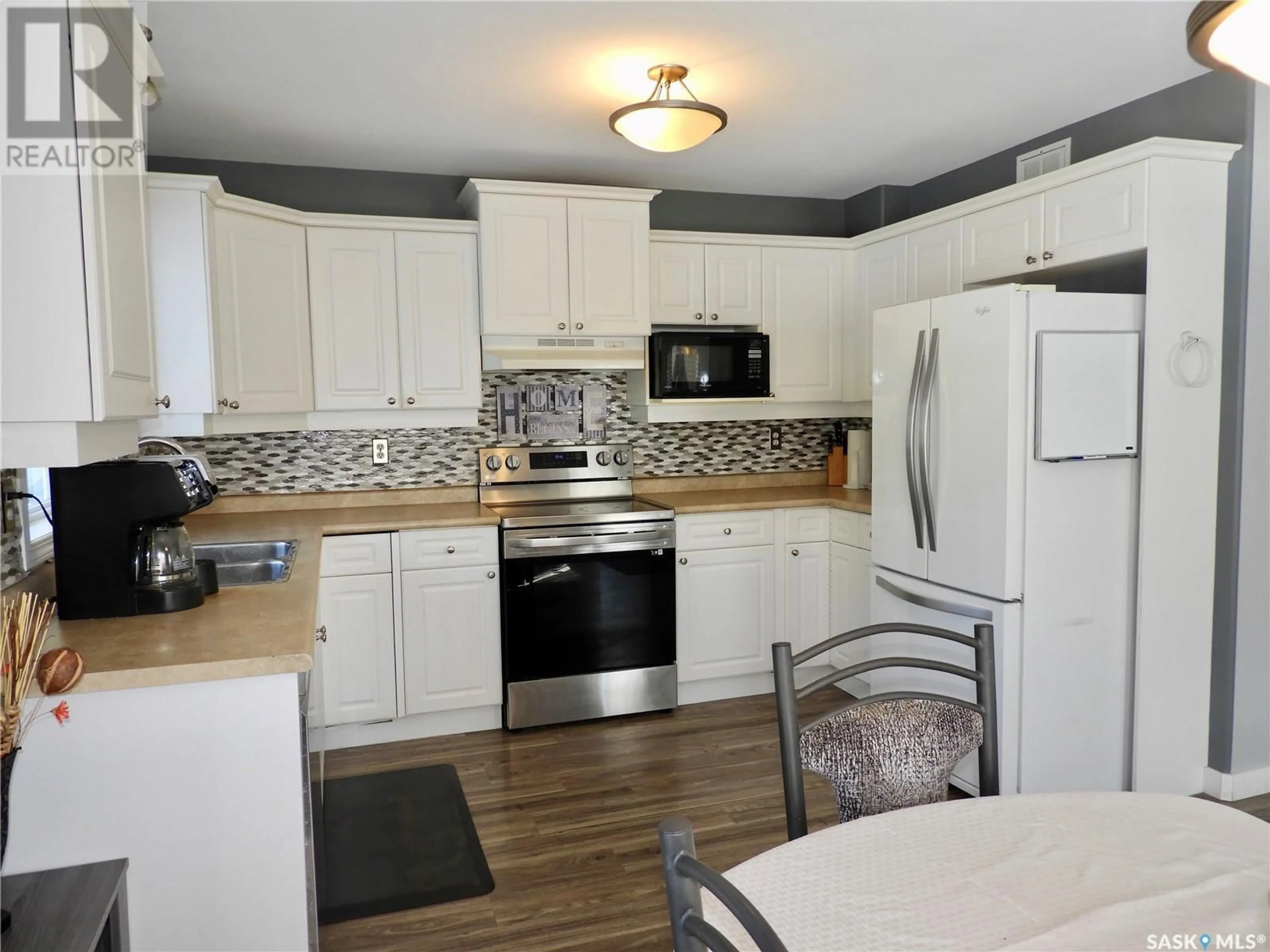 Standard kitchen for 885 Manor HEIGHTS, Martensville Saskatchewan S0K2T0