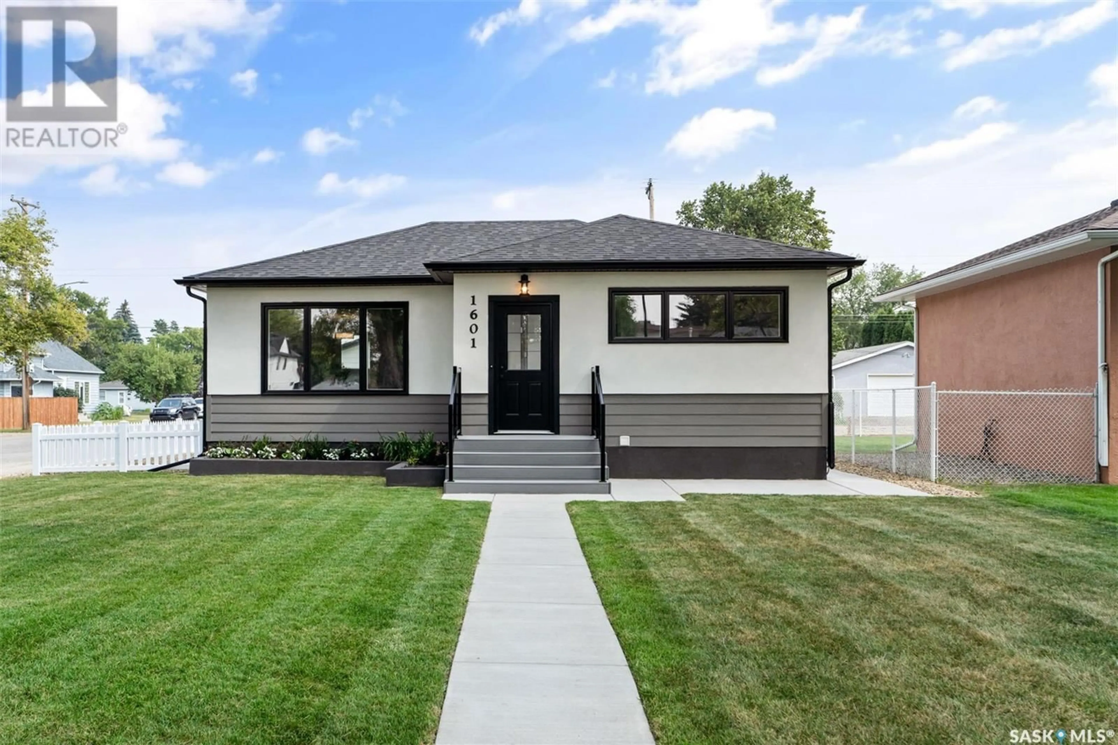 Home with vinyl exterior material for 1601 Cairns AVENUE, Saskatoon Saskatchewan S7H2H7