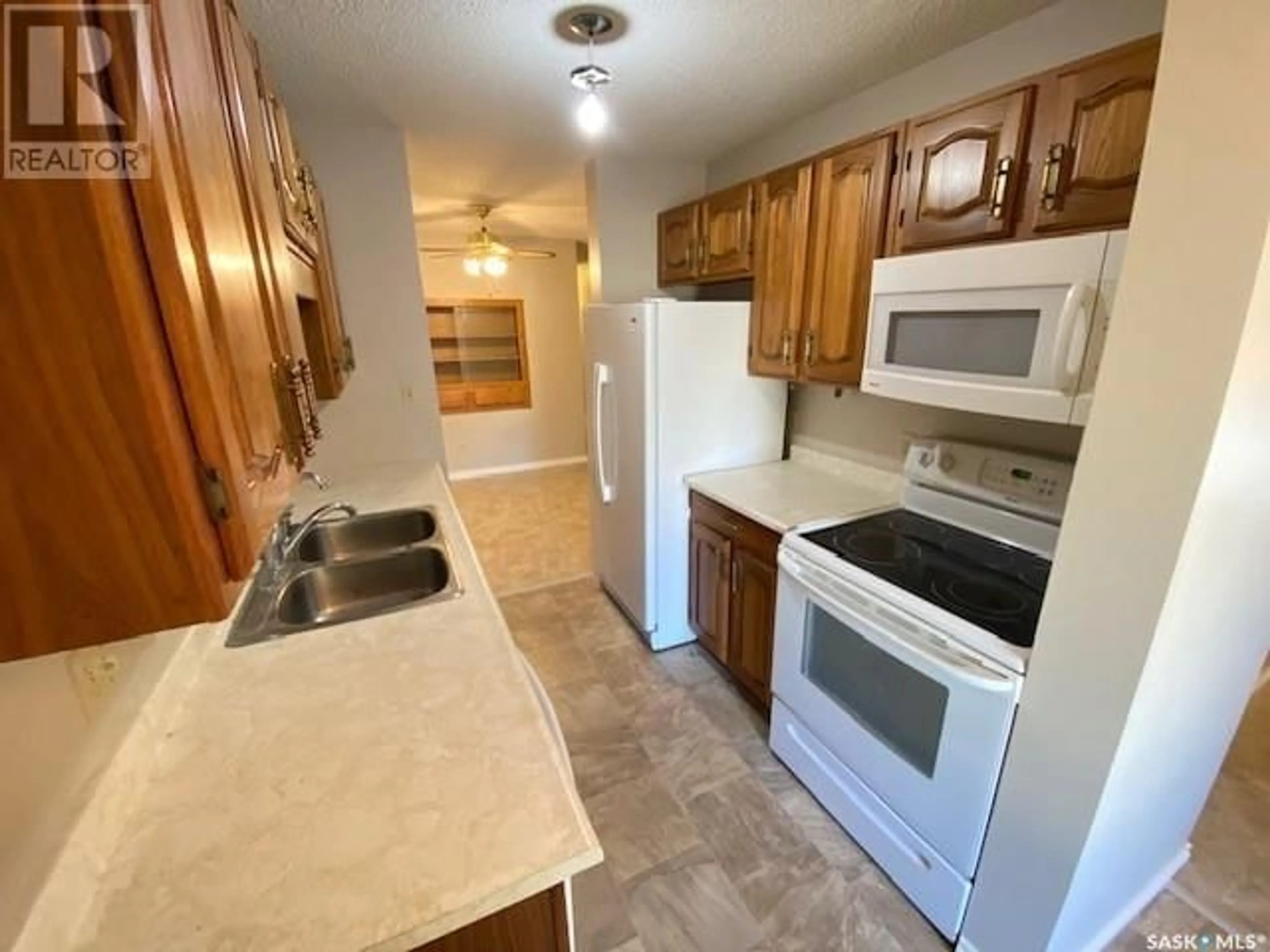 Standard kitchen, unknown for 8 111 FENSON CRESCENT, Yorkton Saskatchewan S3N3S4