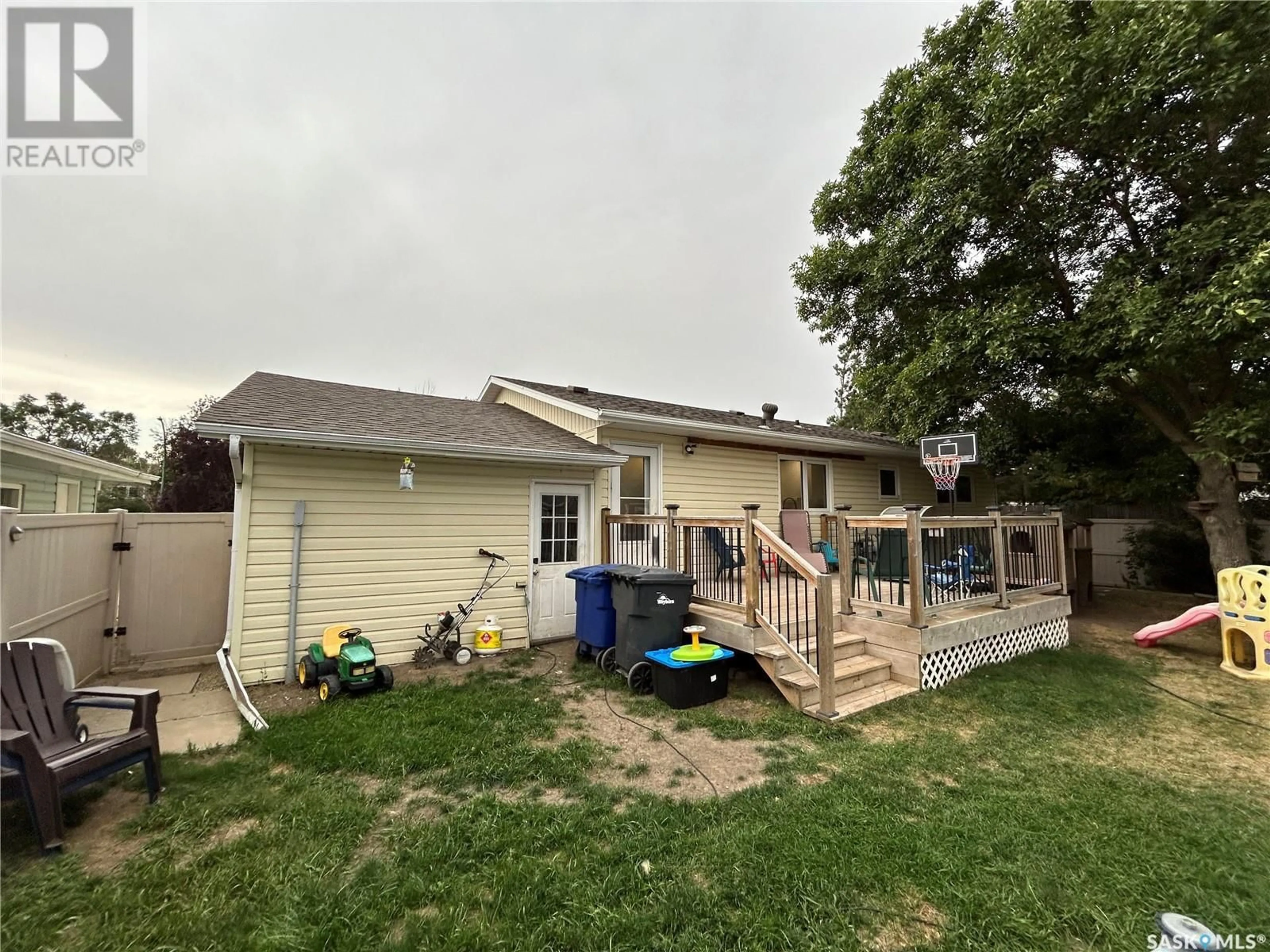 Frontside or backside of a home for 607 Duncan DRIVE, Weyburn Saskatchewan S4H2R2