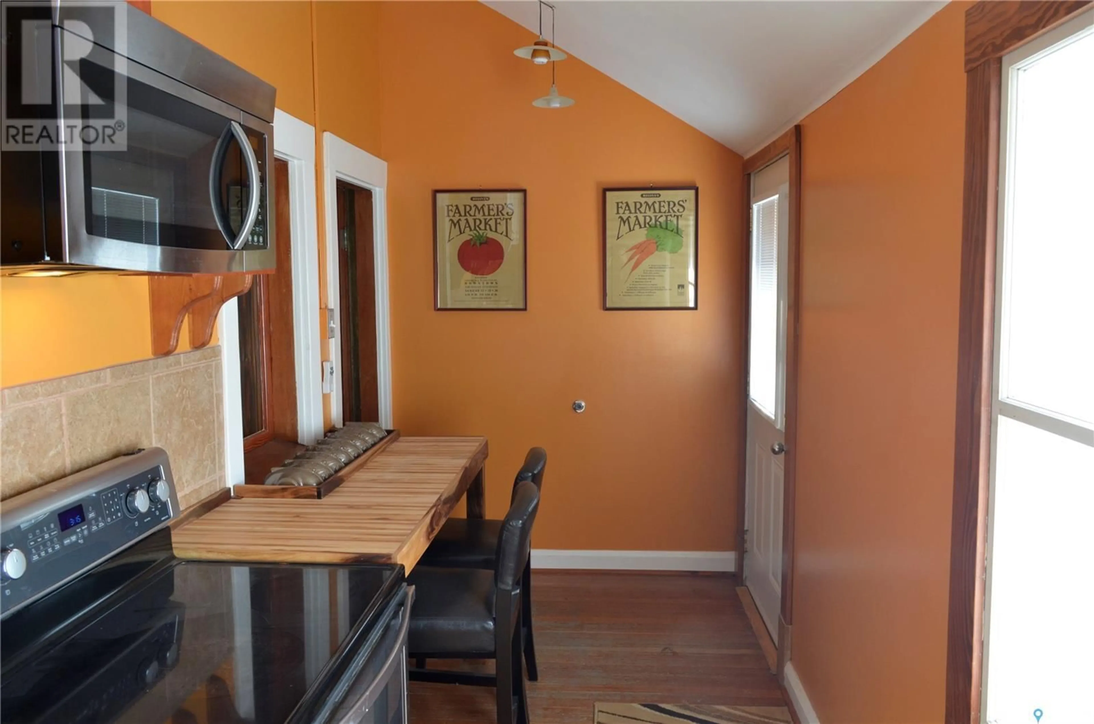 Dining room, wood floors, cottage for 2134 Halifax STREET, Regina Saskatchewan S4P1T9