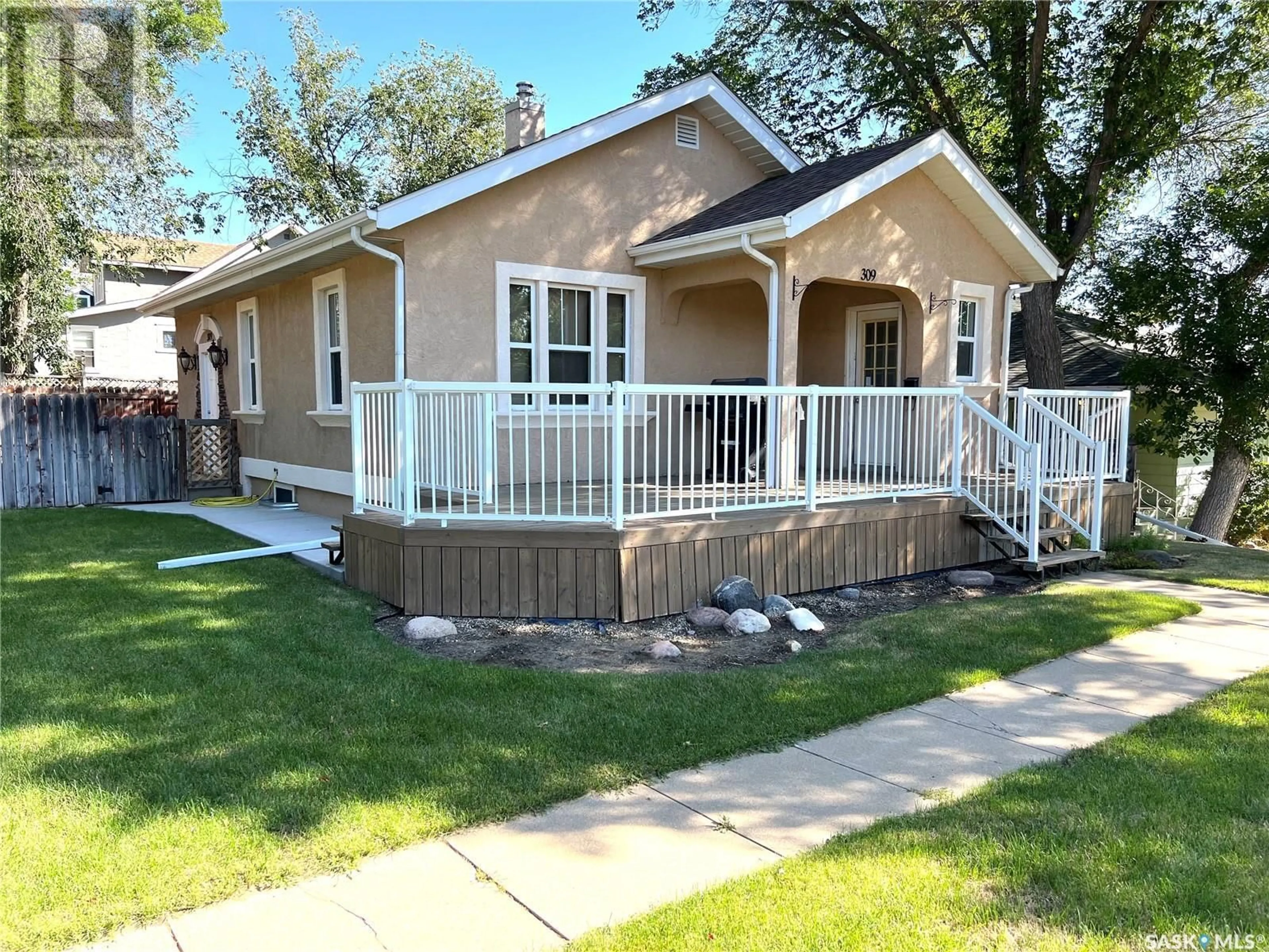 Home with vinyl exterior material for 309 Dufferin STREET E, Swift Current Saskatchewan S9H1W4