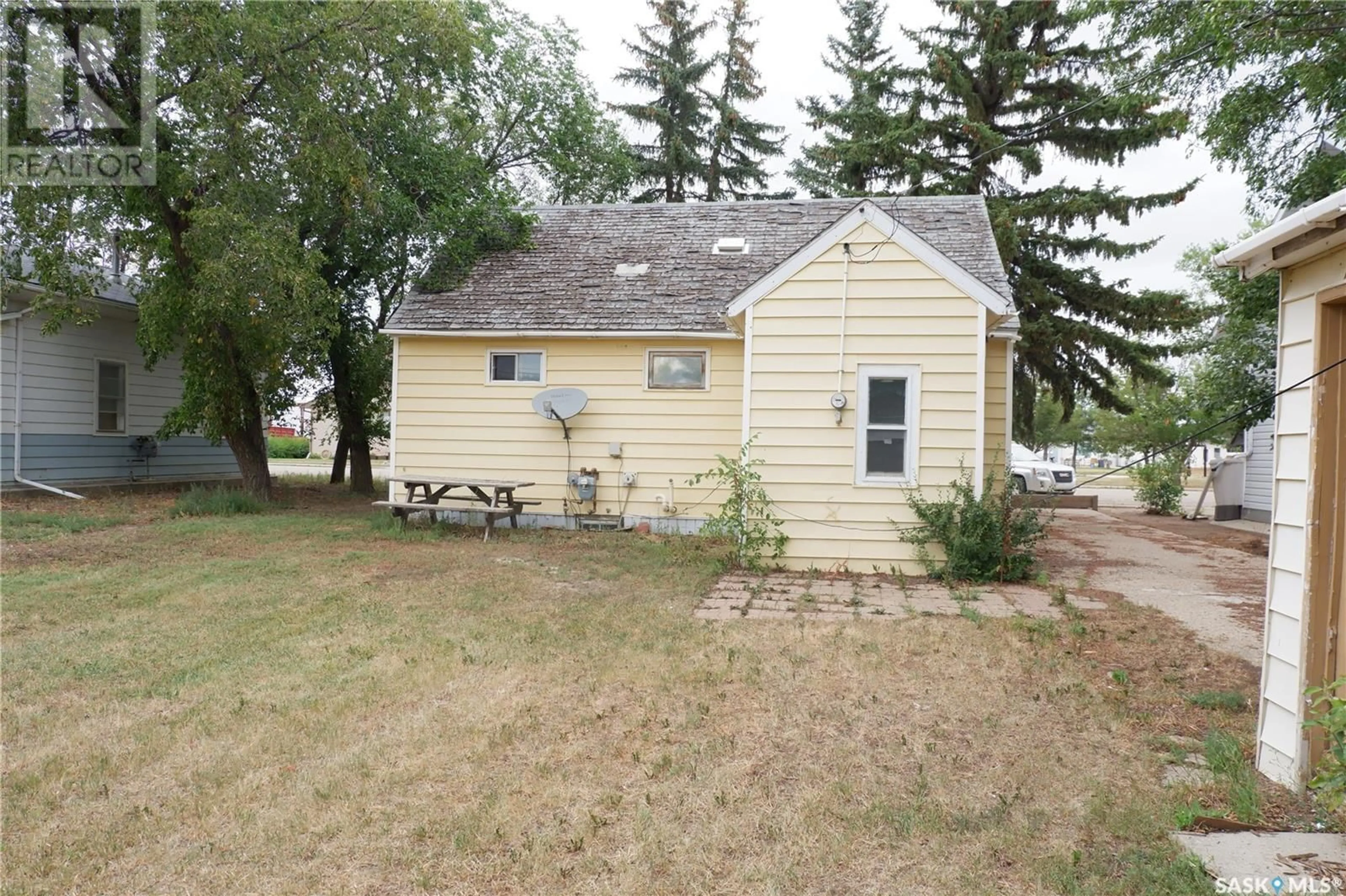 Cottage for 112 5th AVENUE E, Gravelbourg Saskatchewan S0H1X0