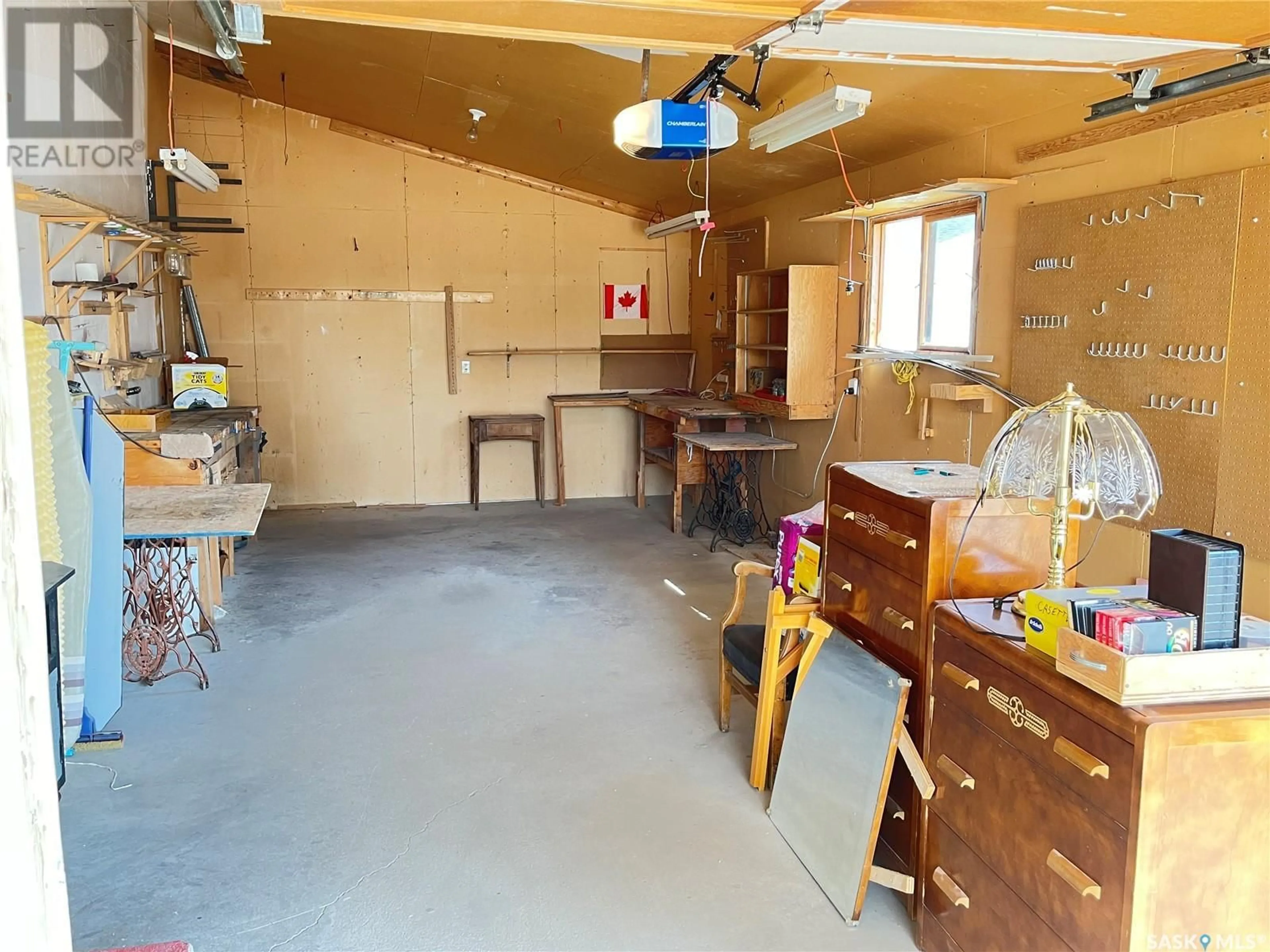 Indoor garage for 12 Stockdale CRESCENT, Maple Creek Saskatchewan S0N1N0