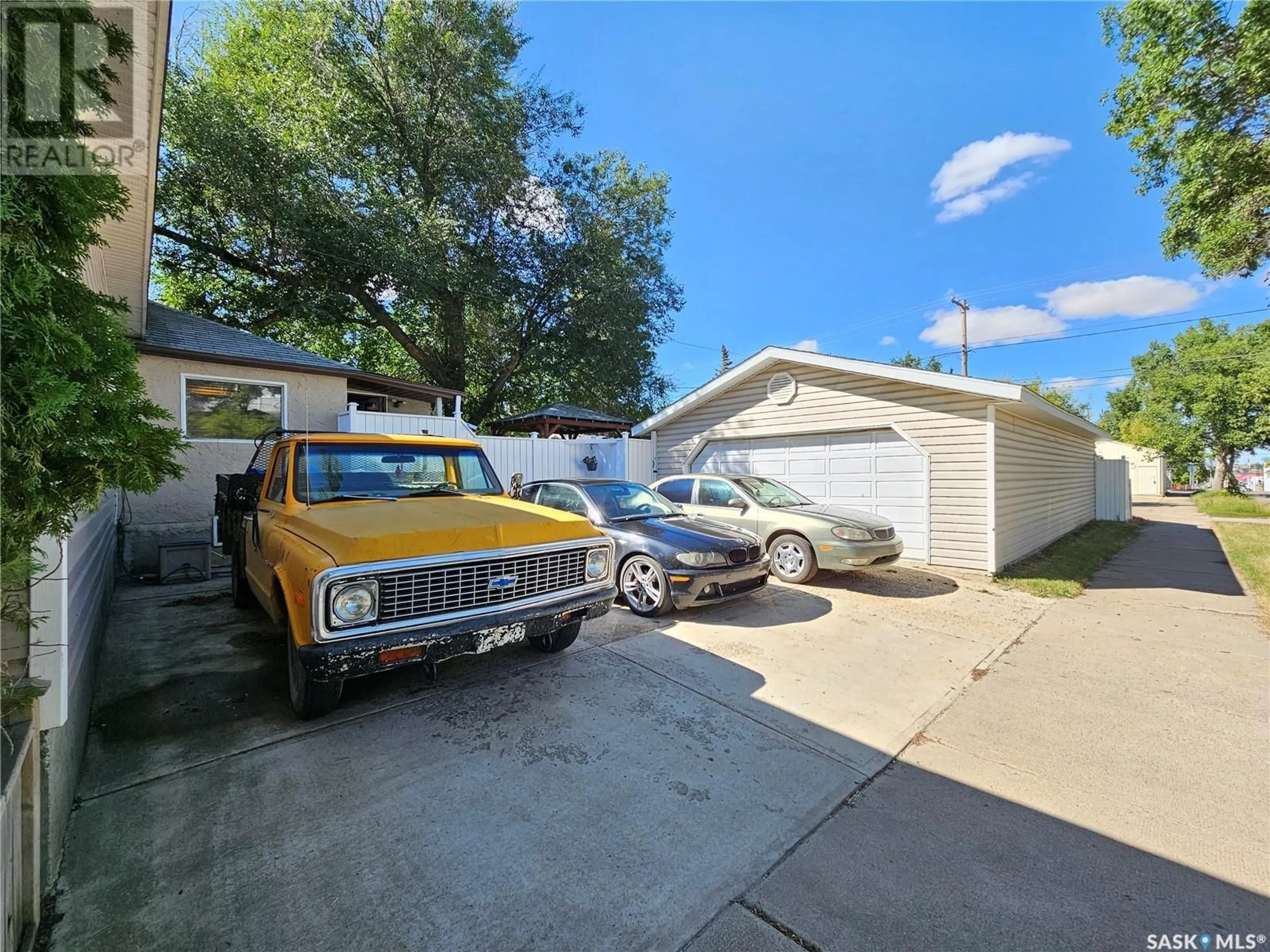 Indoor garage for 408 Duffield STREET W, Moose Jaw Saskatchewan S6H5H8