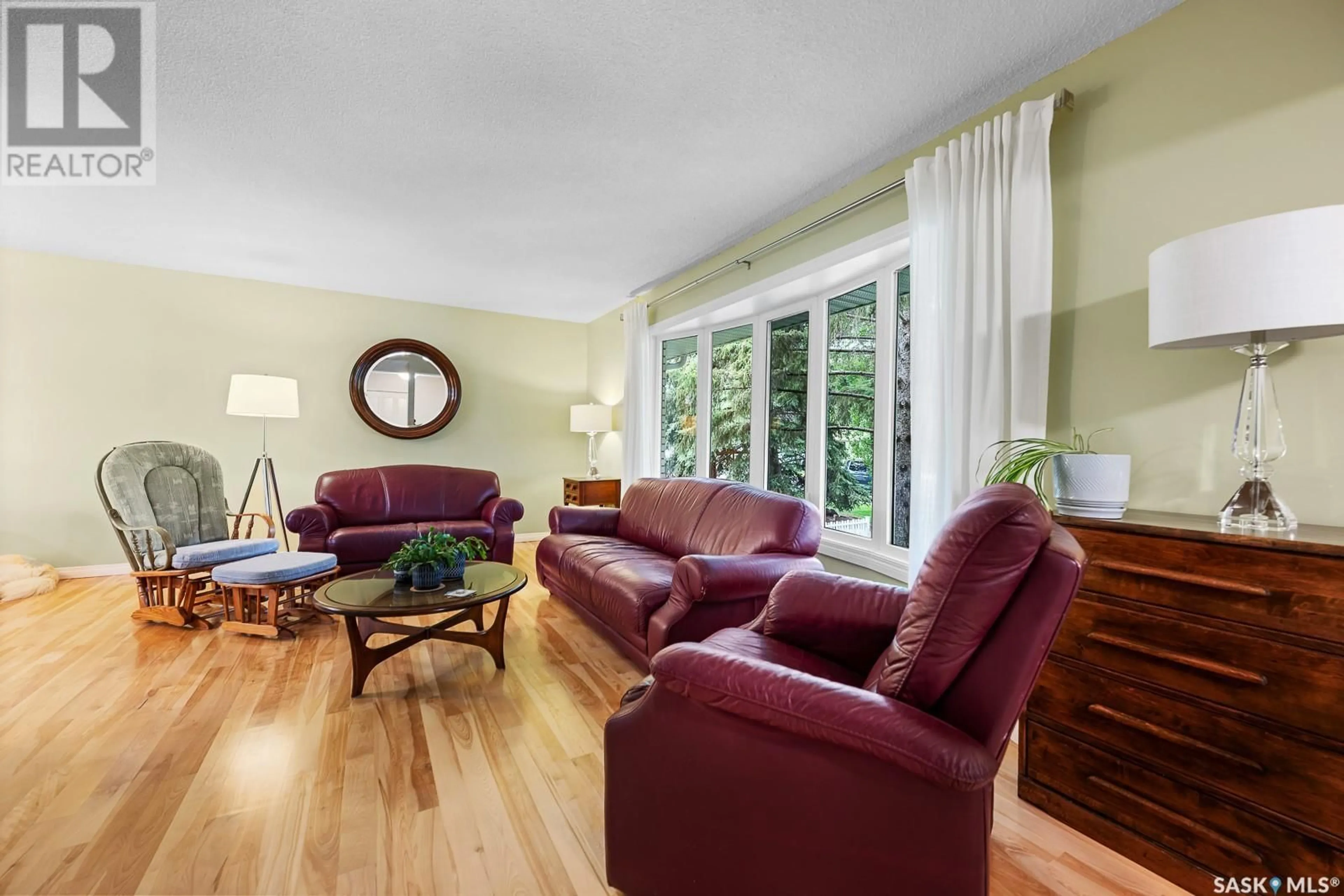 Living room, wood floors for 236 Lockwood ROAD, Regina Saskatchewan S4S6E2