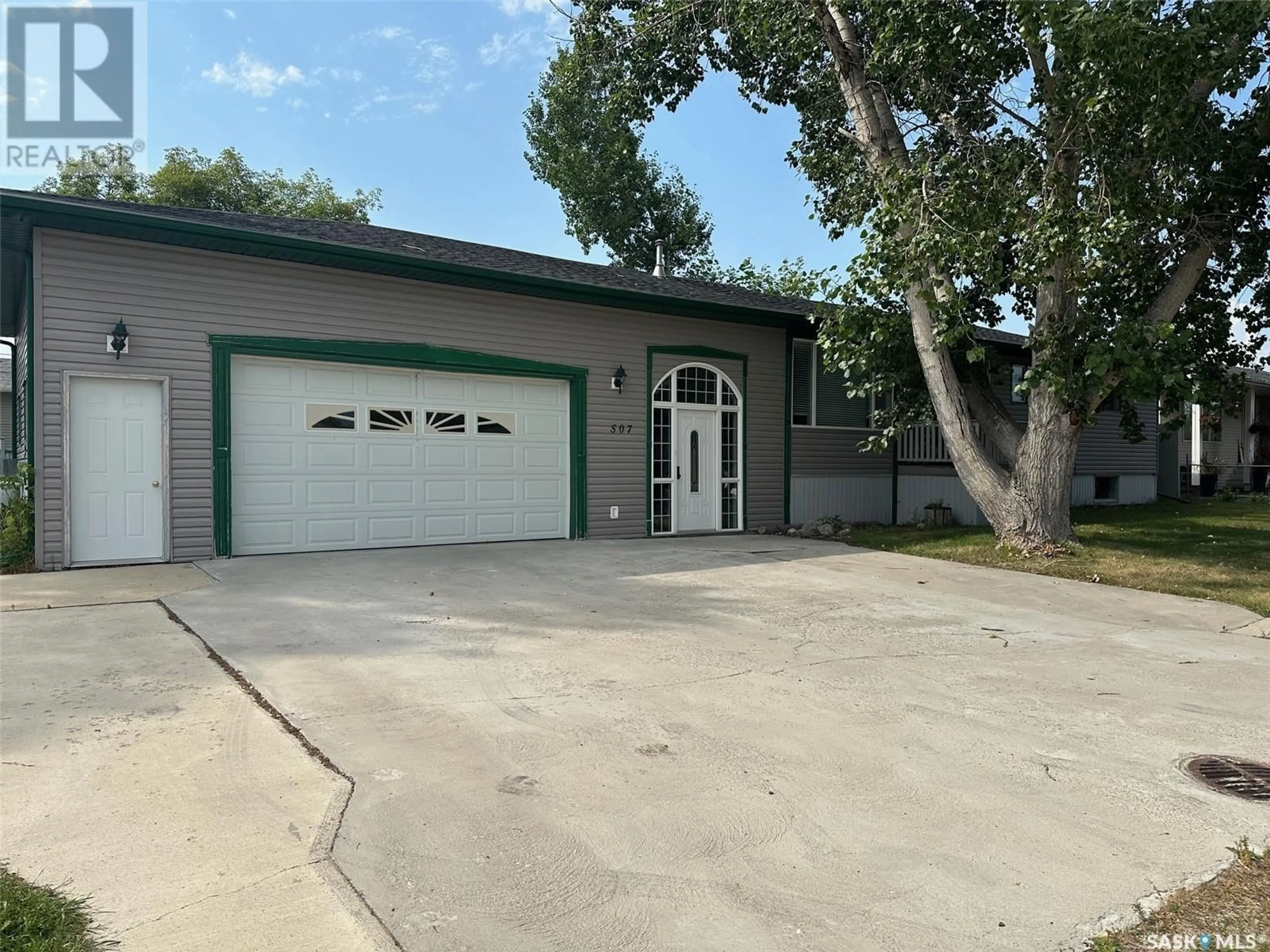 Indoor garage for 507 Hudson STREET, Hudson Bay Saskatchewan S0E0Y0