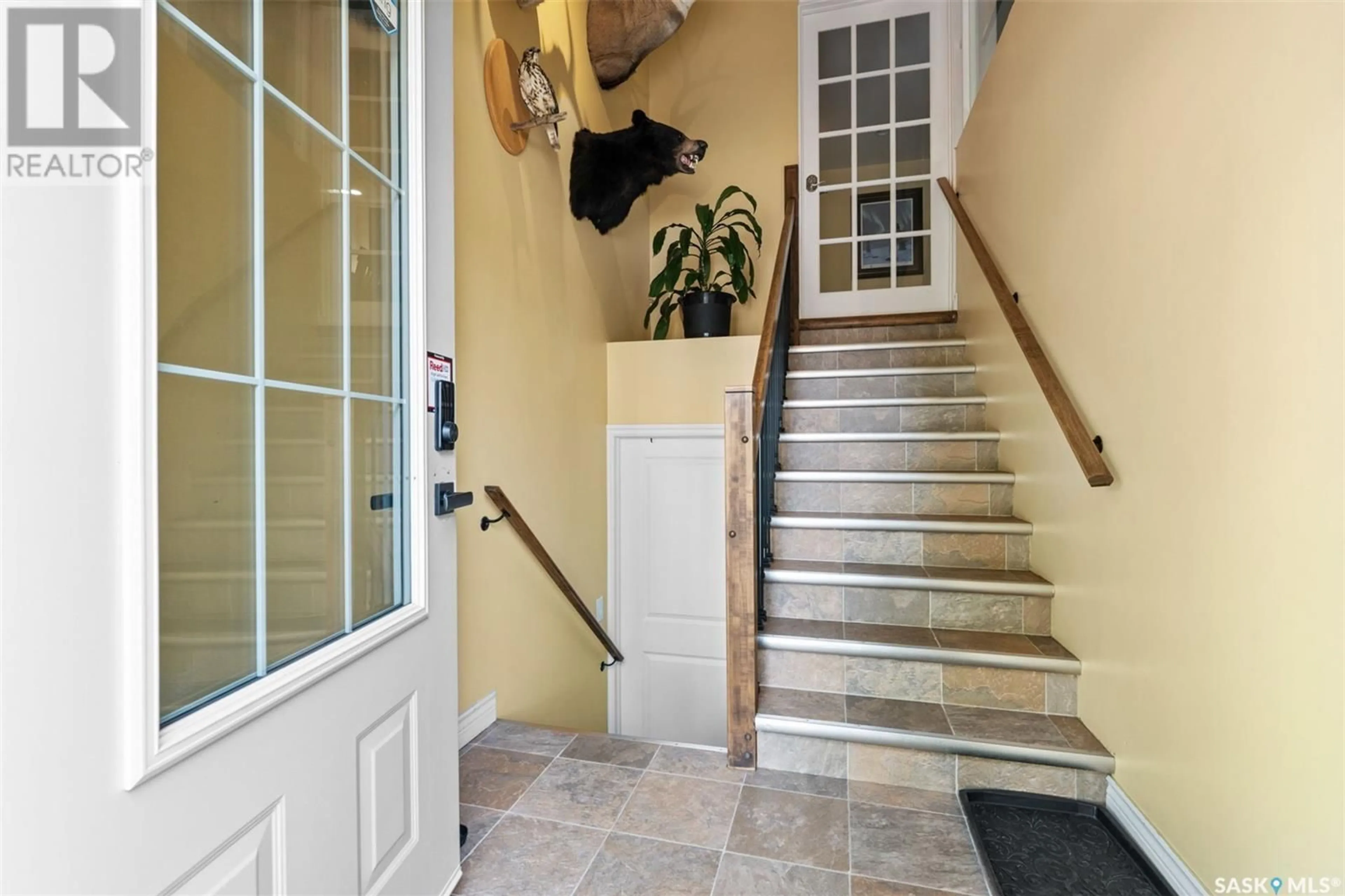 Indoor foyer, wood floors for 937 L AVENUE N, Saskatoon Saskatchewan S7L2R5