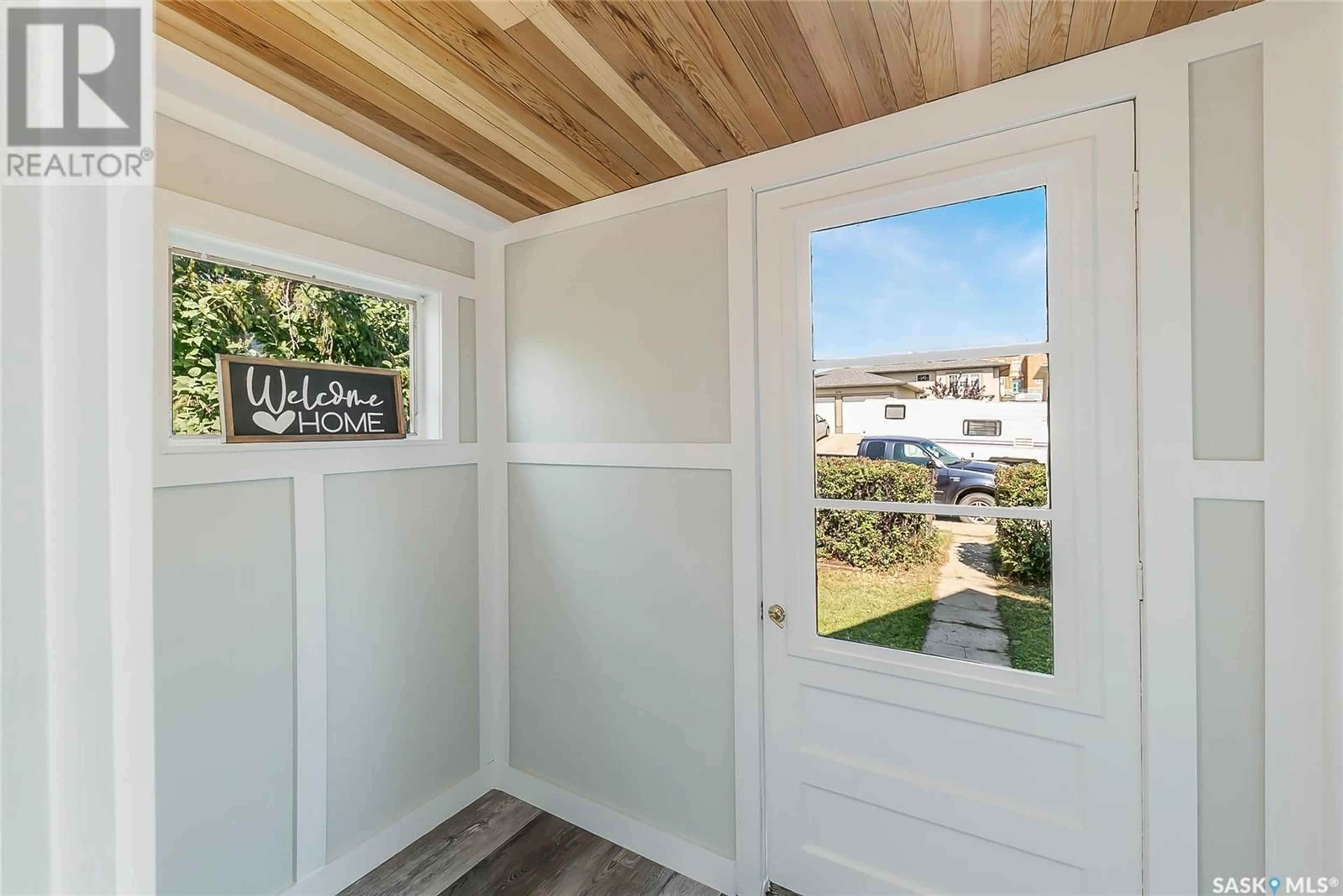 Indoor entryway, wood floors for 837 Athabasca STREET W, Moose Jaw Saskatchewan S6H2E2