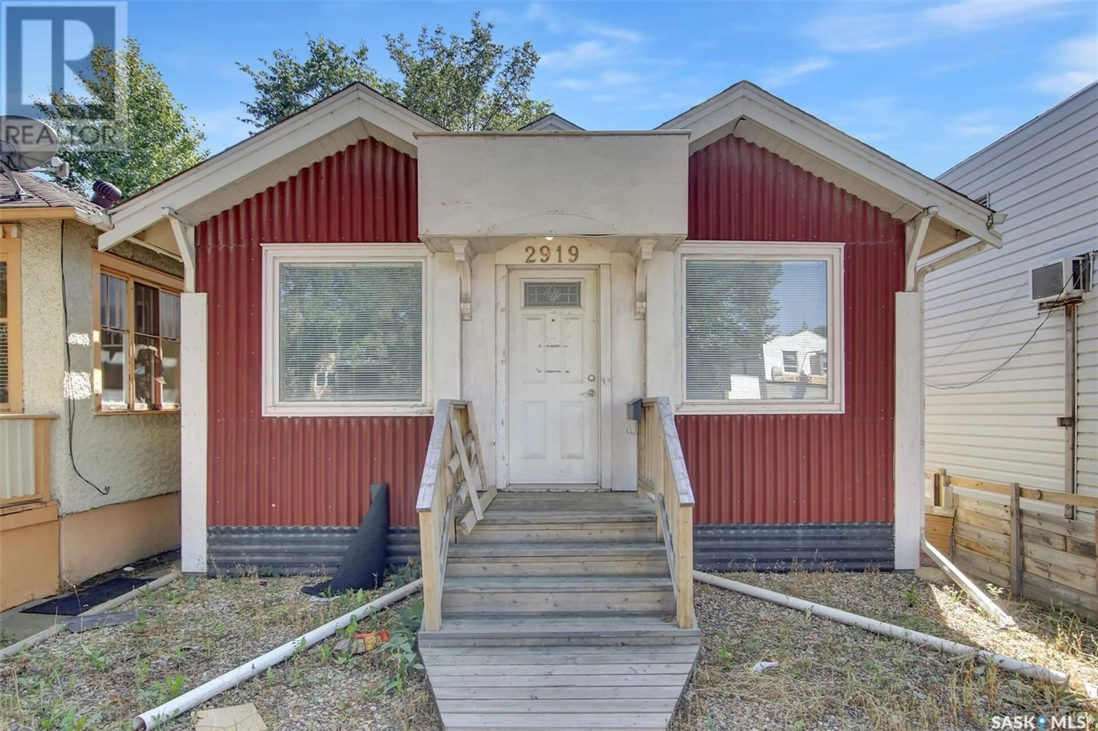 Outside view for 2919 Dewdney AVENUE, Regina Saskatchewan S4T0Y1