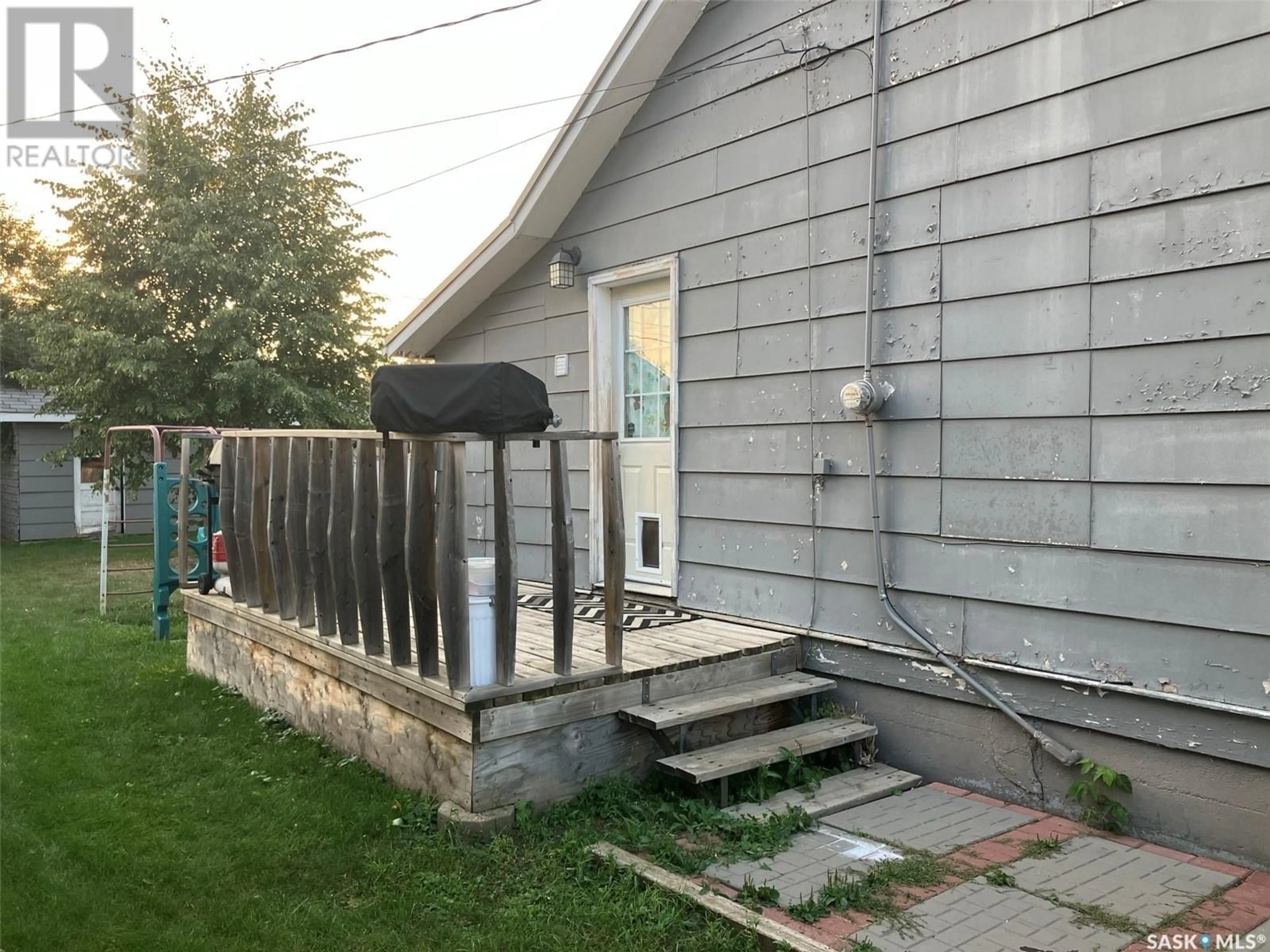 Frontside or backside of a home for 1000 1st STREET W, Nipawin Saskatchewan S0E1E0