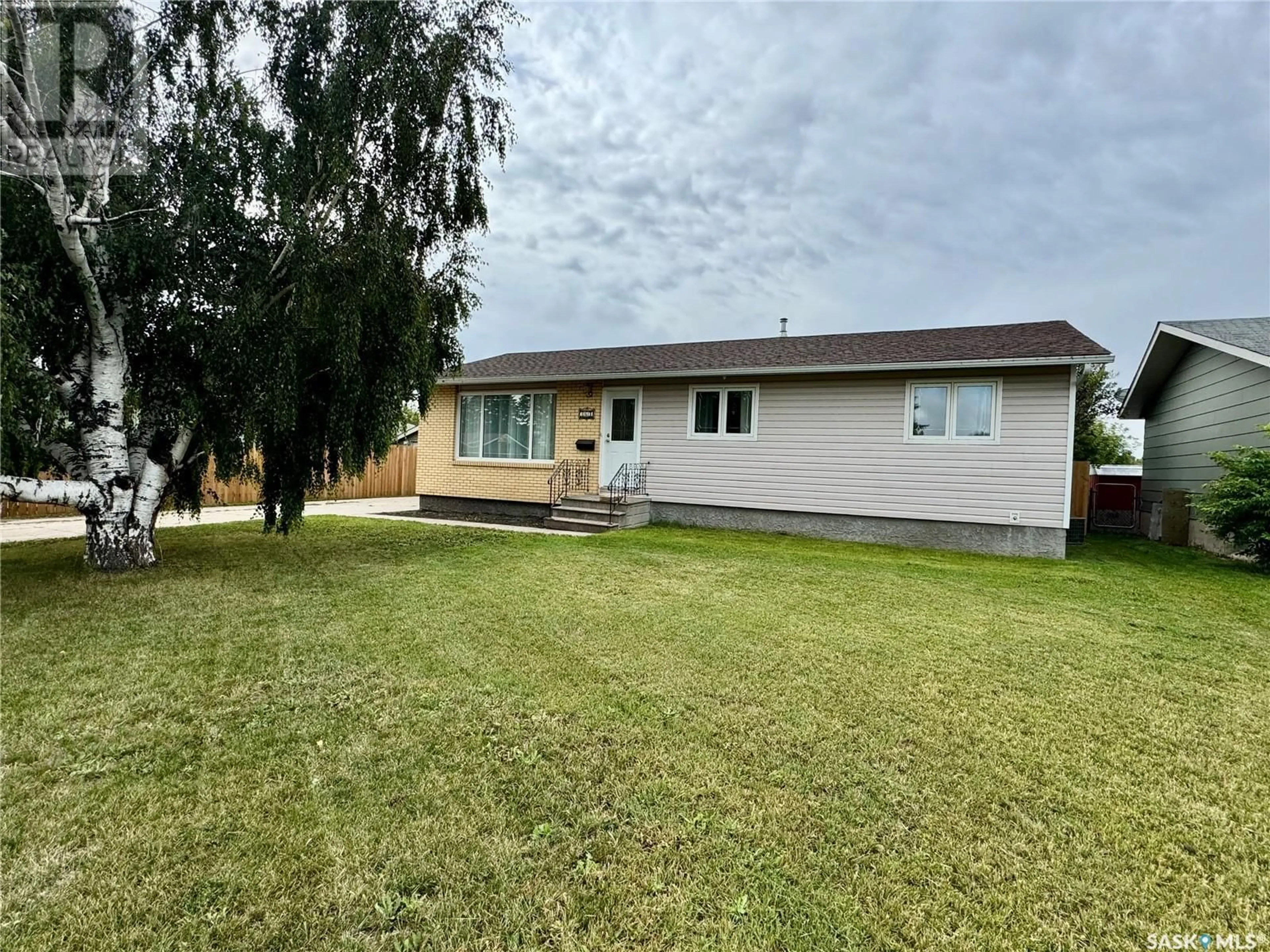 Frontside or backside of a home for 364 Wellington Park ROAD, Yorkton Saskatchewan S3N3B7