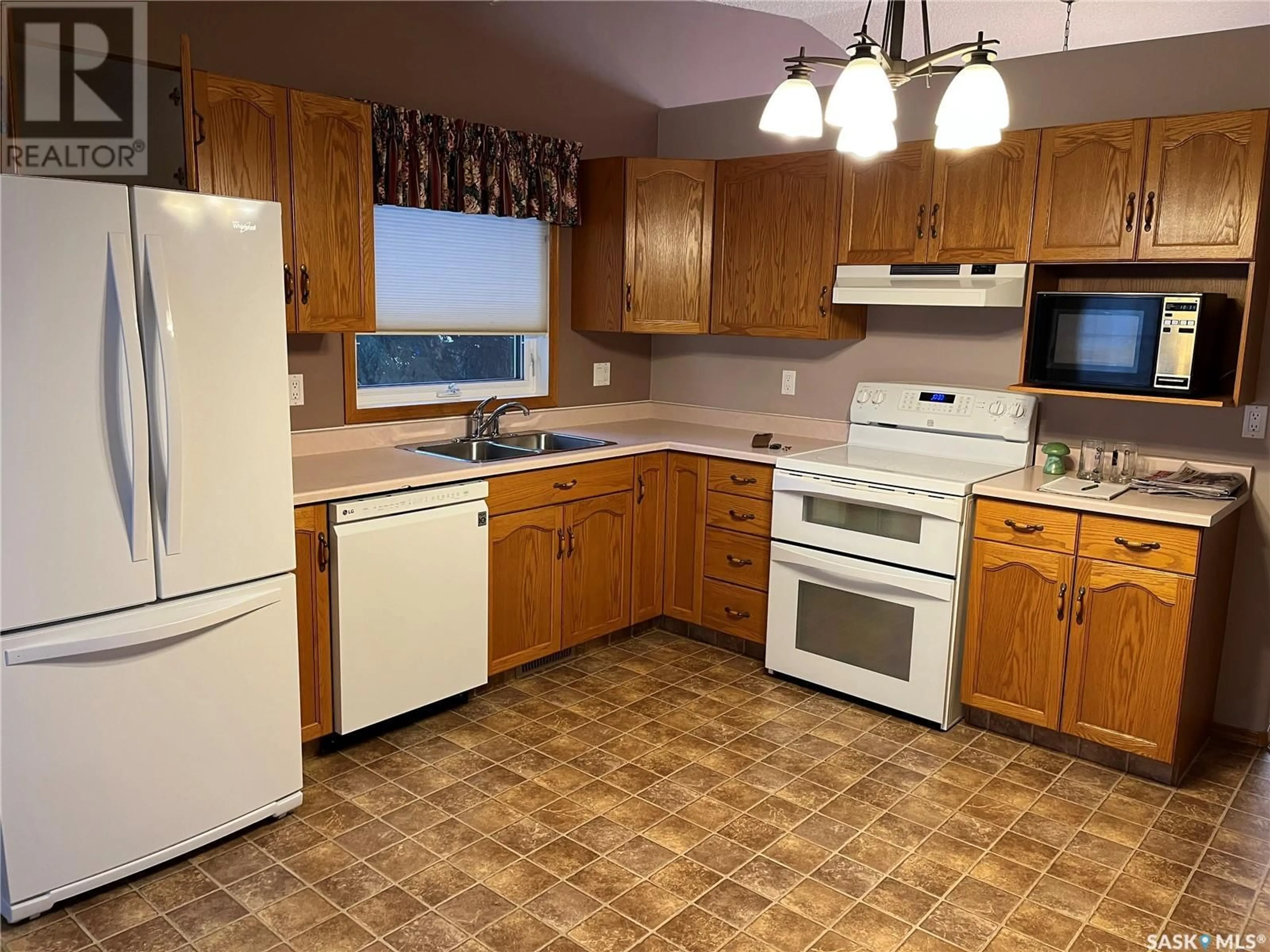 Standard kitchen, wood floors, cottage for 110 202 Lister Kaye CRESCENT, Swift Current Saskatchewan S9H5A7