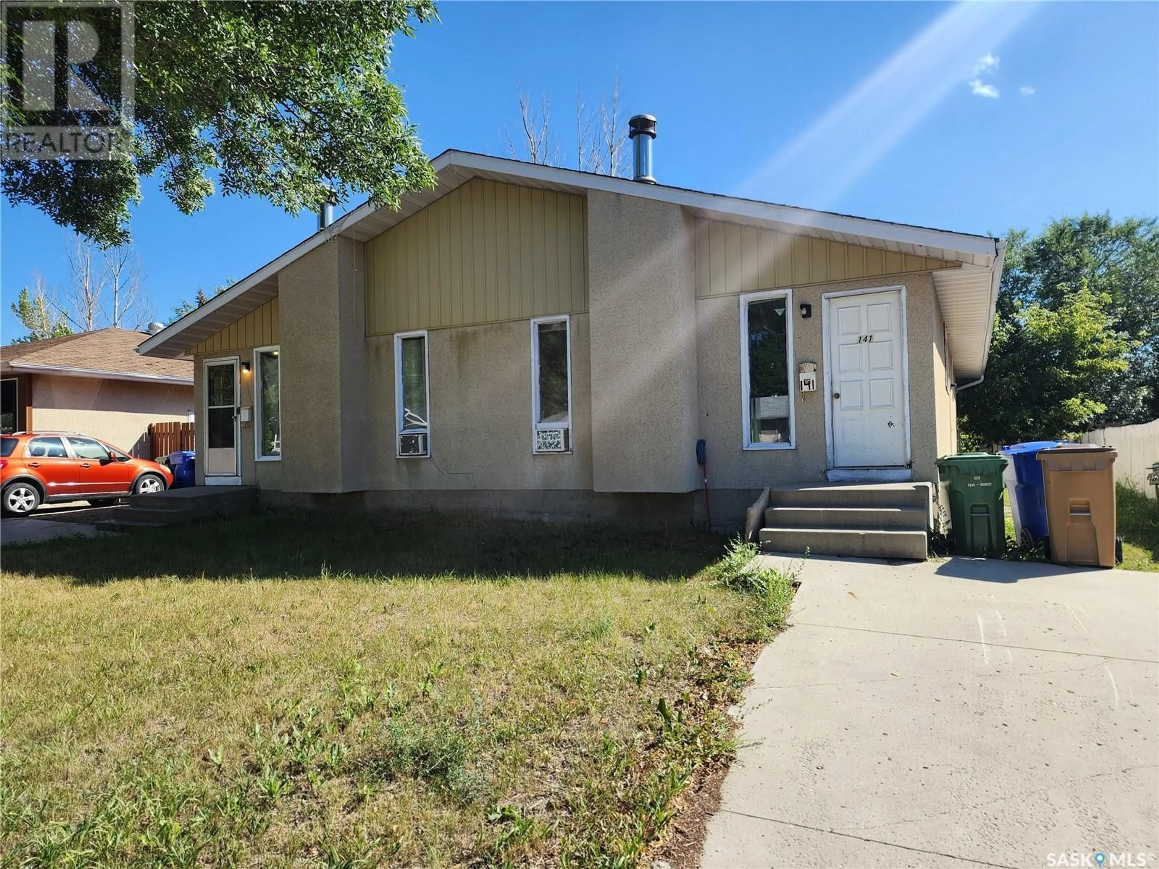 Frontside or backside of a home for 141 Thomson AVENUE, Regina Saskatchewan S4N5L2