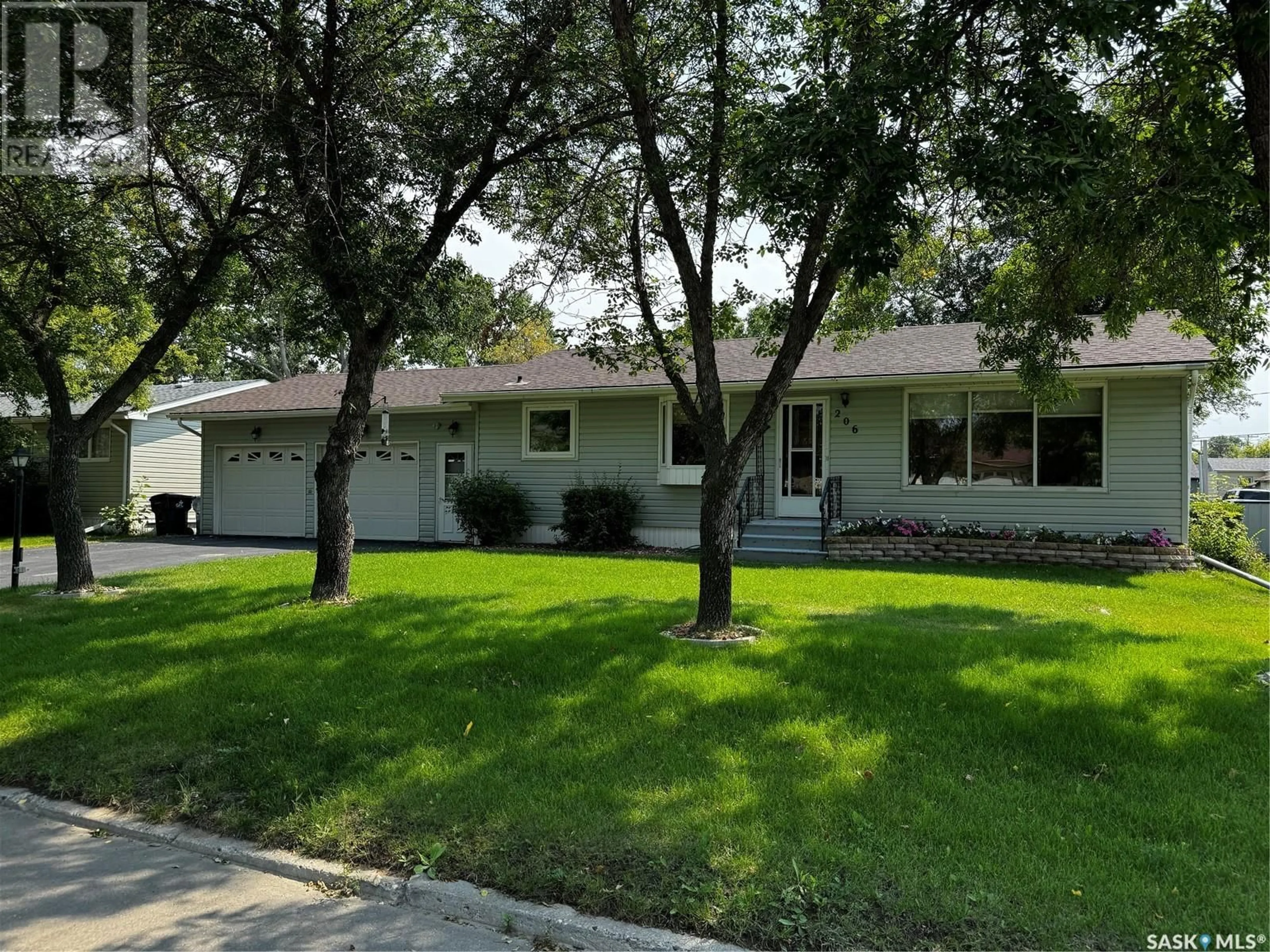 Frontside or backside of a home, the street view for 206 2nd AVENUE E, Lampman Saskatchewan S0C1N0