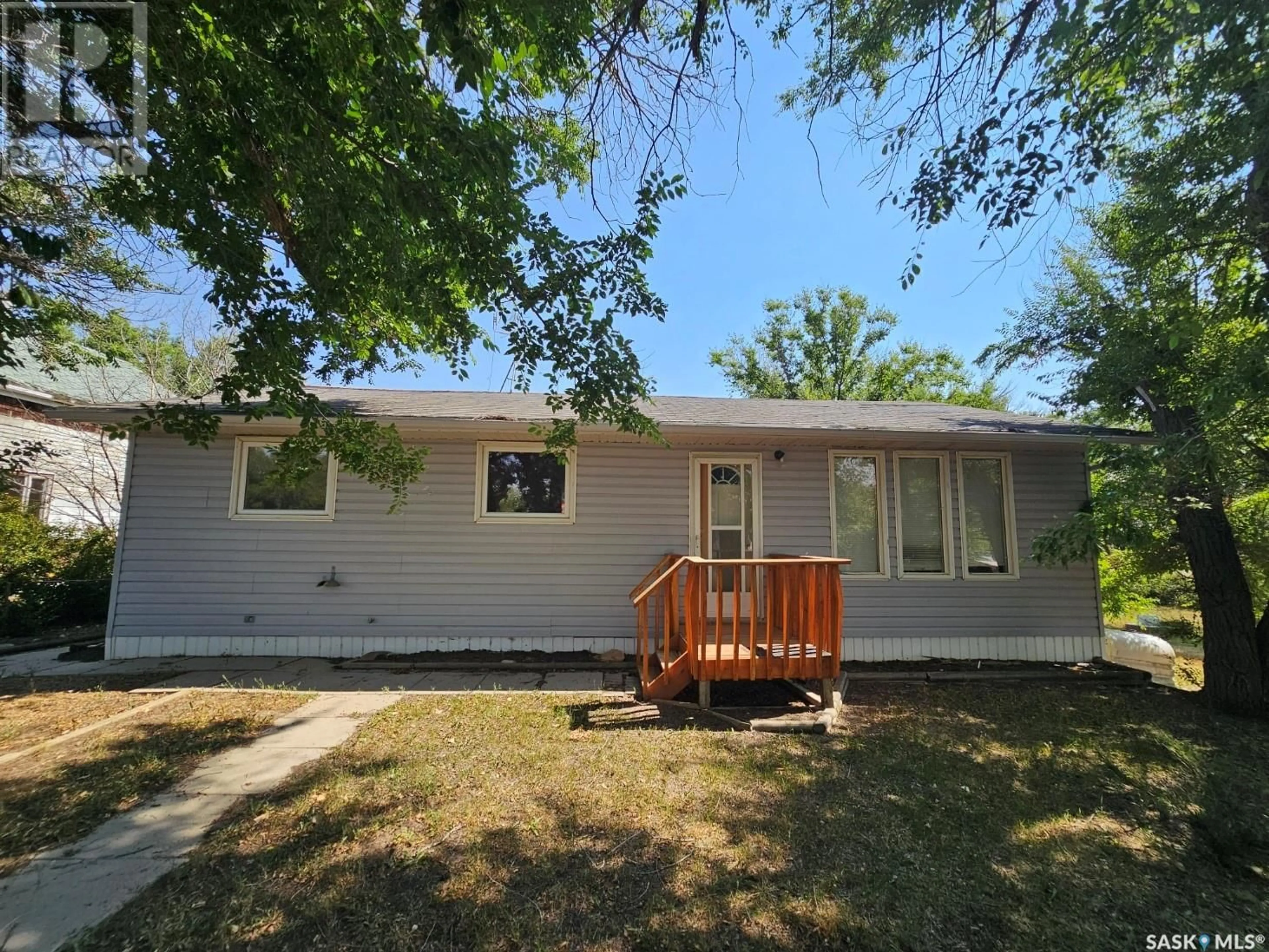 Frontside or backside of a home, cottage for 132 2nd STREET E, Mankota Saskatchewan S0H2W0