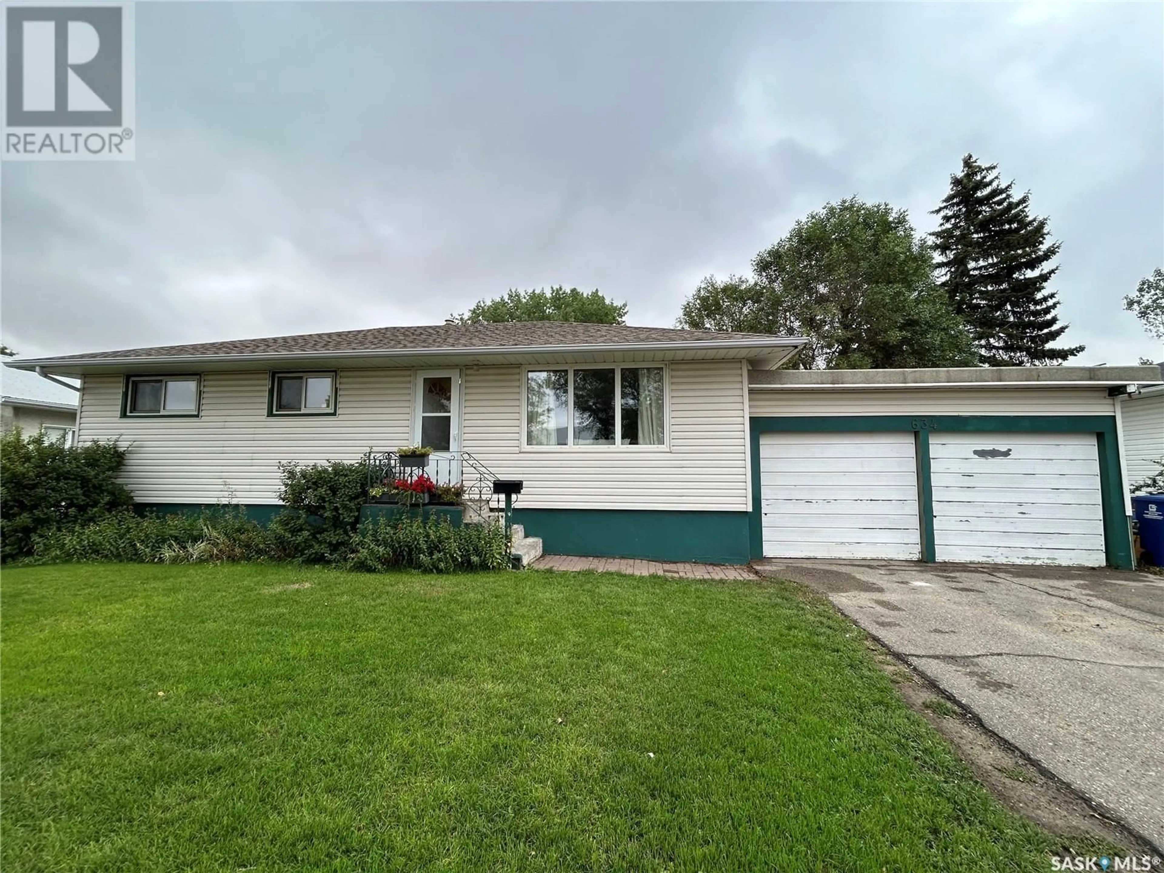 Frontside or backside of a home for 634 King STREET, Weyburn Saskatchewan S4H0P7