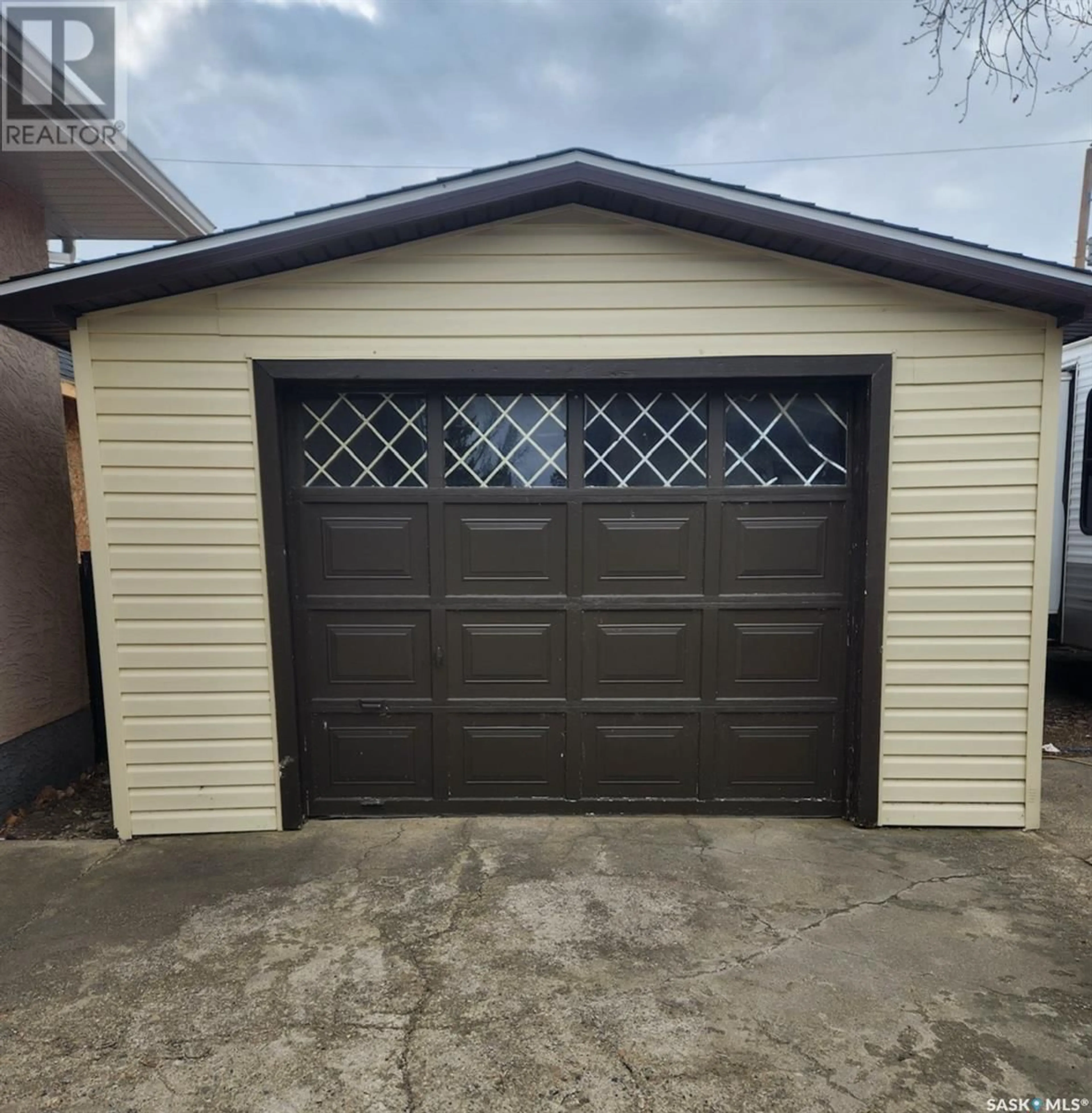 Indoor garage for 244 5th AVENUE E, Gravelbourg Saskatchewan S0H1X0