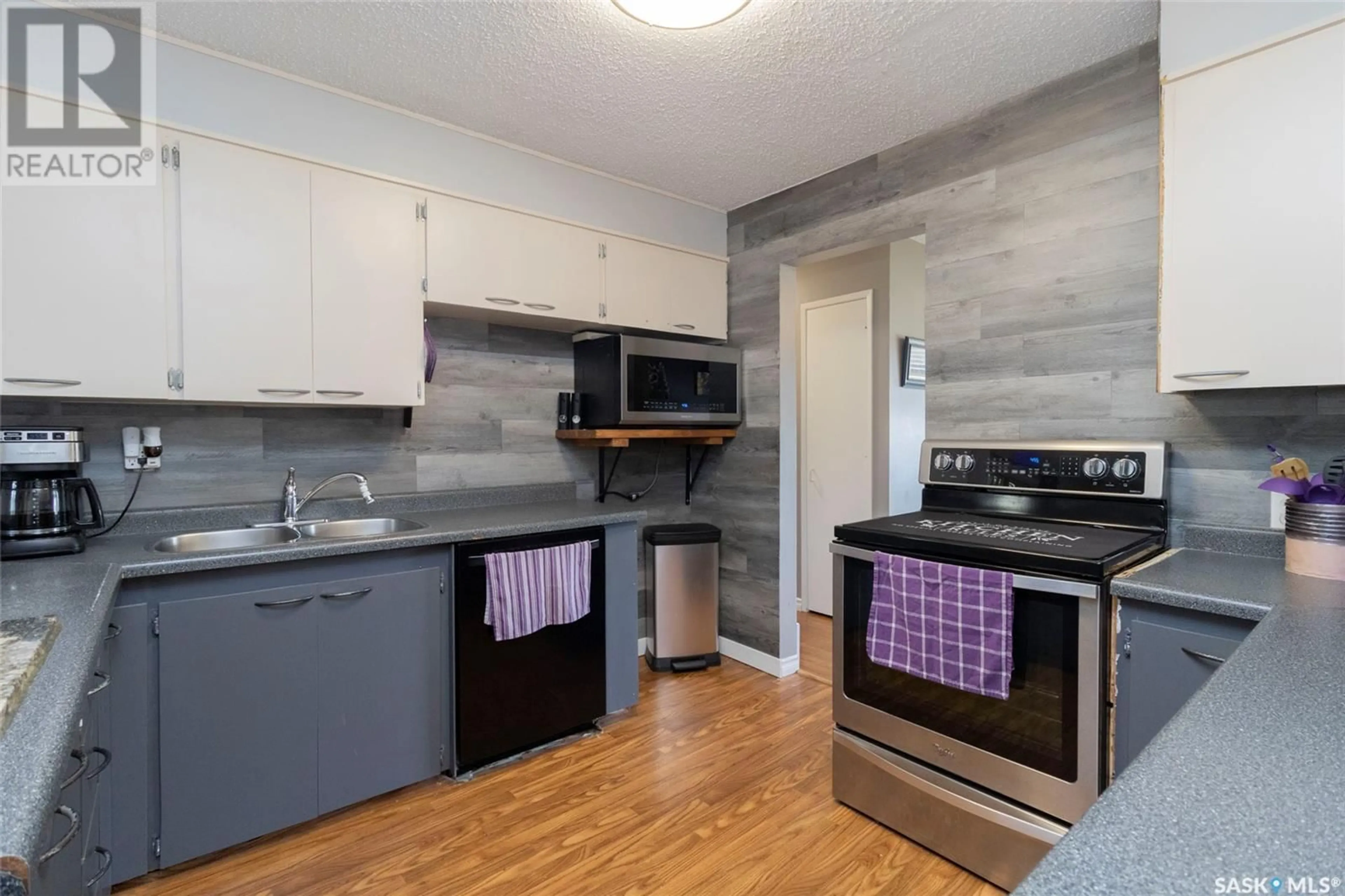 Standard kitchen for 3212 Massey DRIVE, Saskatoon Saskatchewan S7L3X8