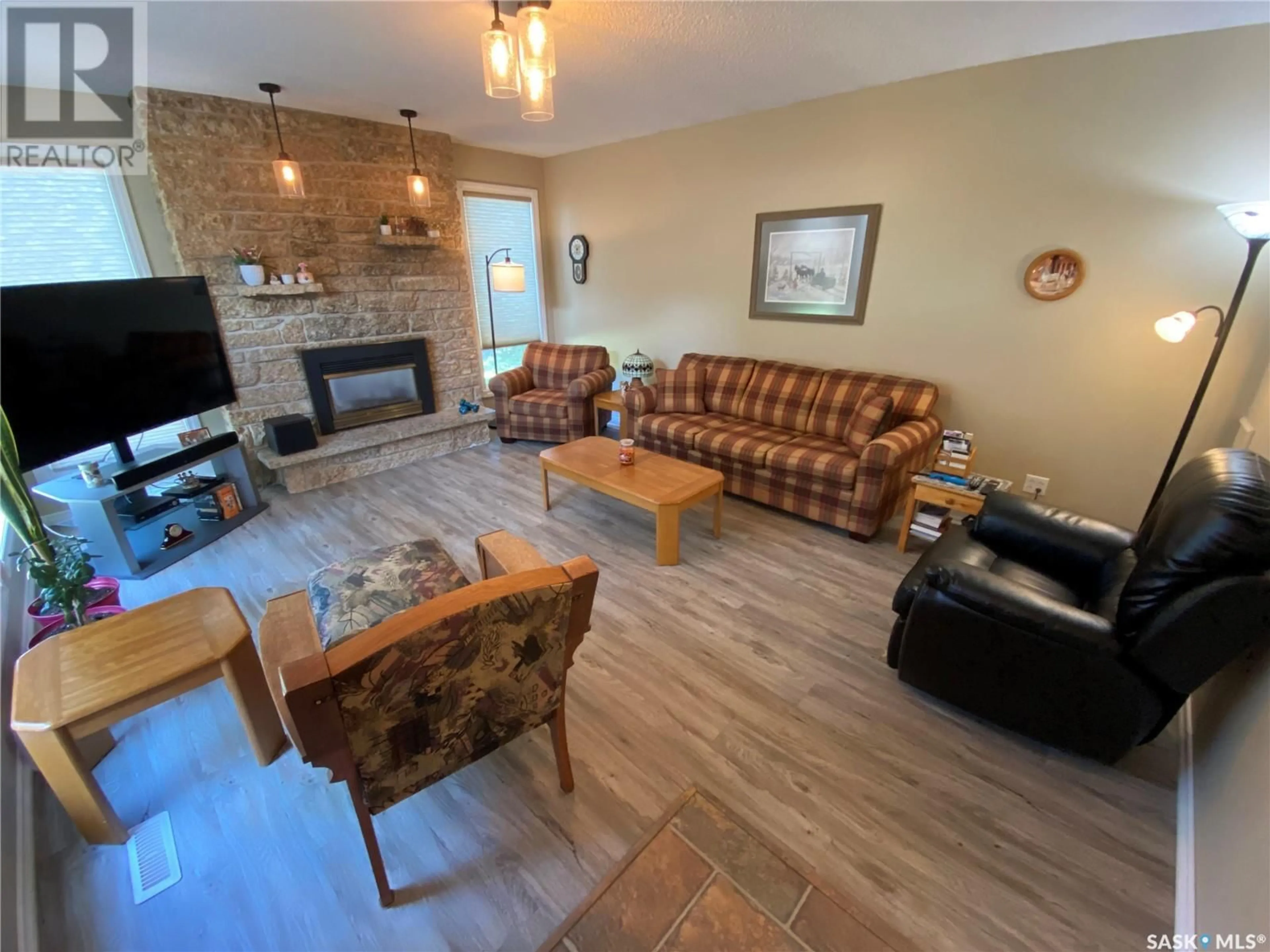 Living room, wood floors for 153 Logan CRESCENT W, Yorkton Saskatchewan S3N0W6