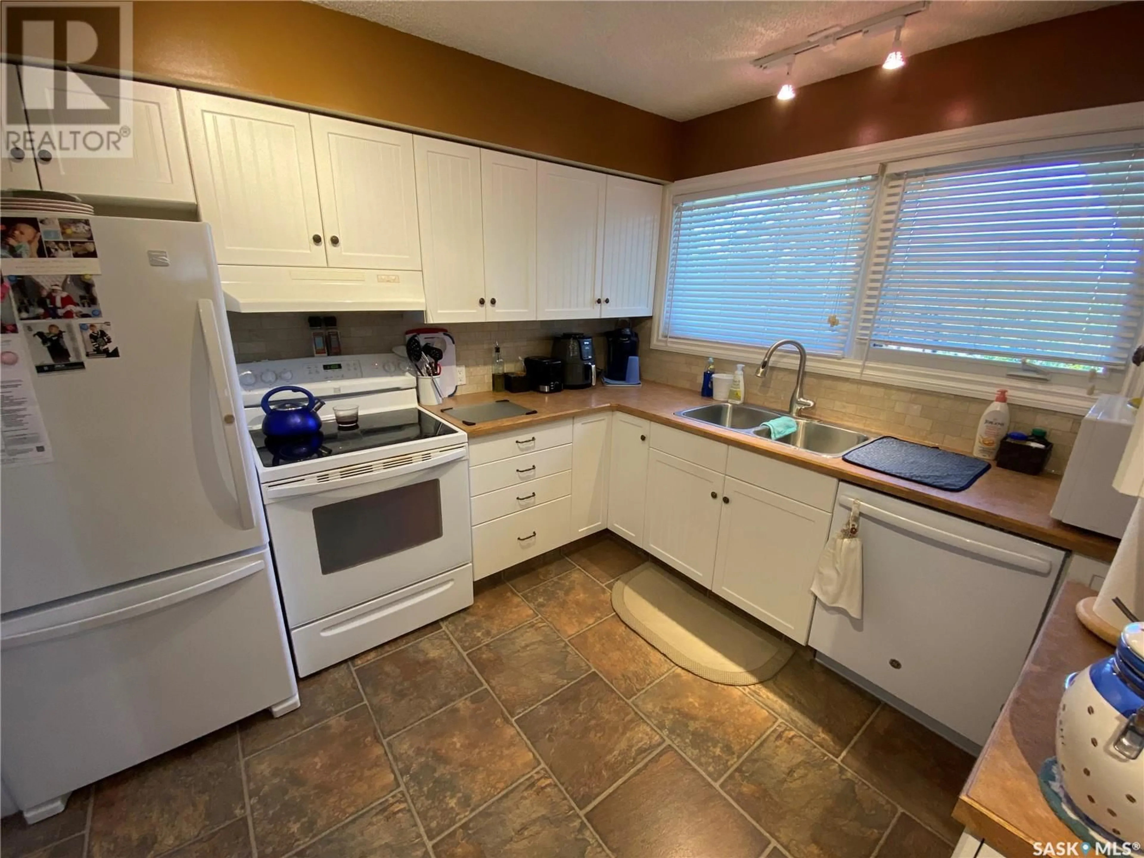 Standard kitchen, wood floors, cottage for 153 Logan CRESCENT W, Yorkton Saskatchewan S3N0W6