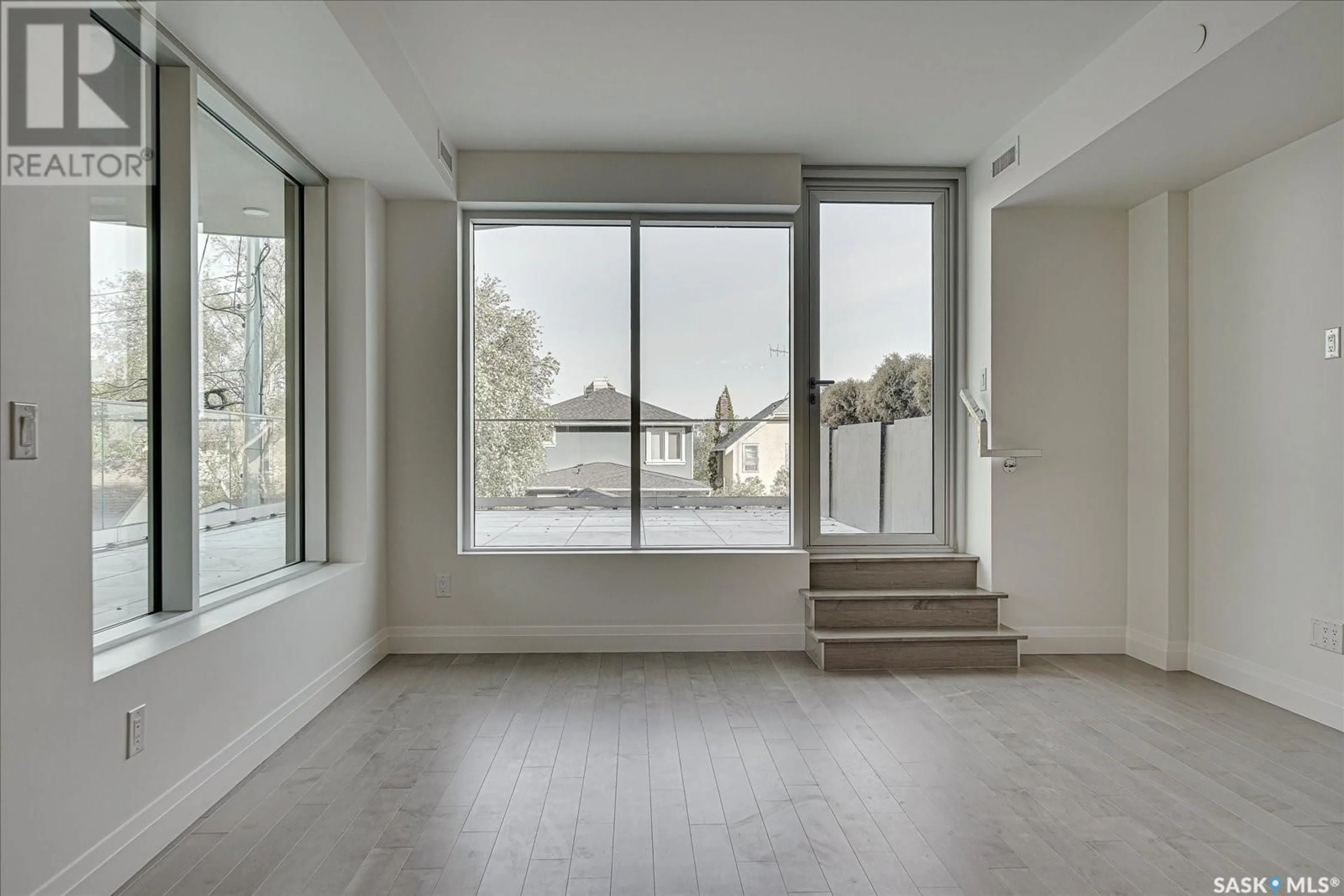 Indoor foyer, wood floors for 204 637 University DRIVE, Saskatoon Saskatchewan S7N0H8