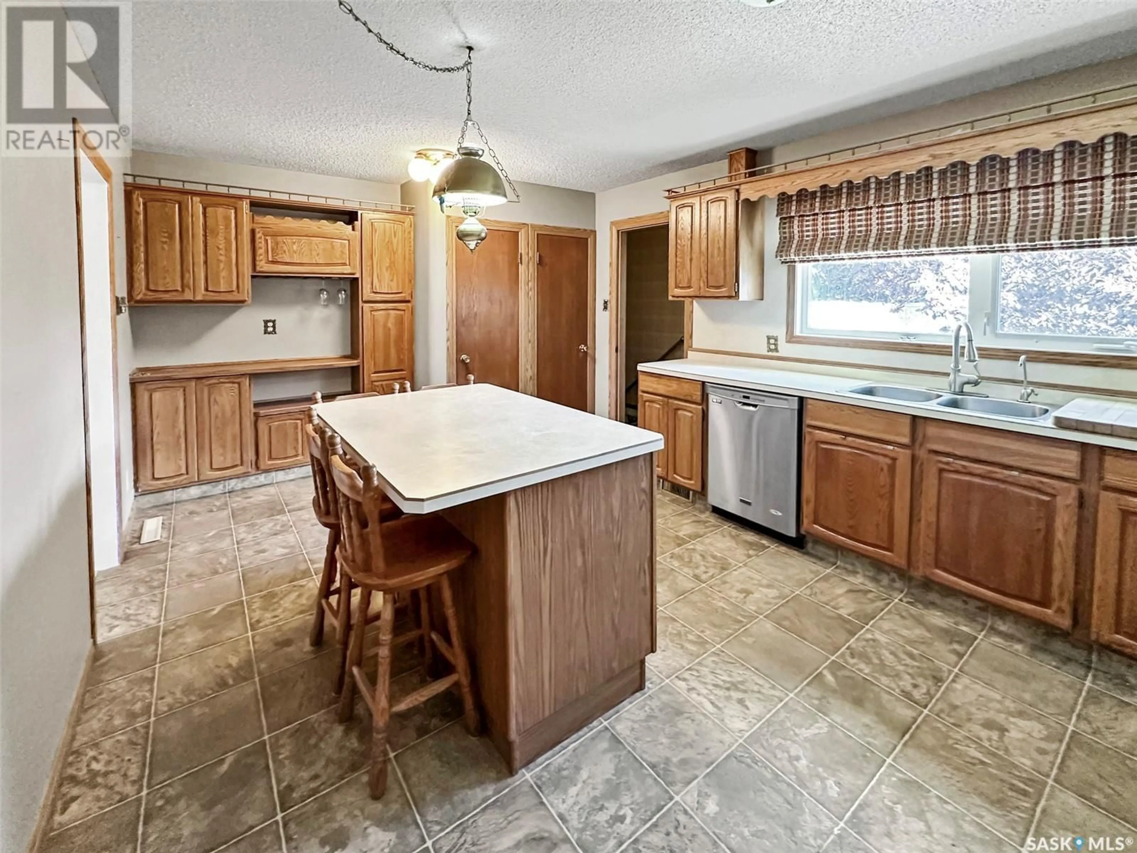 Kitchen for 711 7th AVENUE NE, Swift Current Saskatchewan S9H2P1