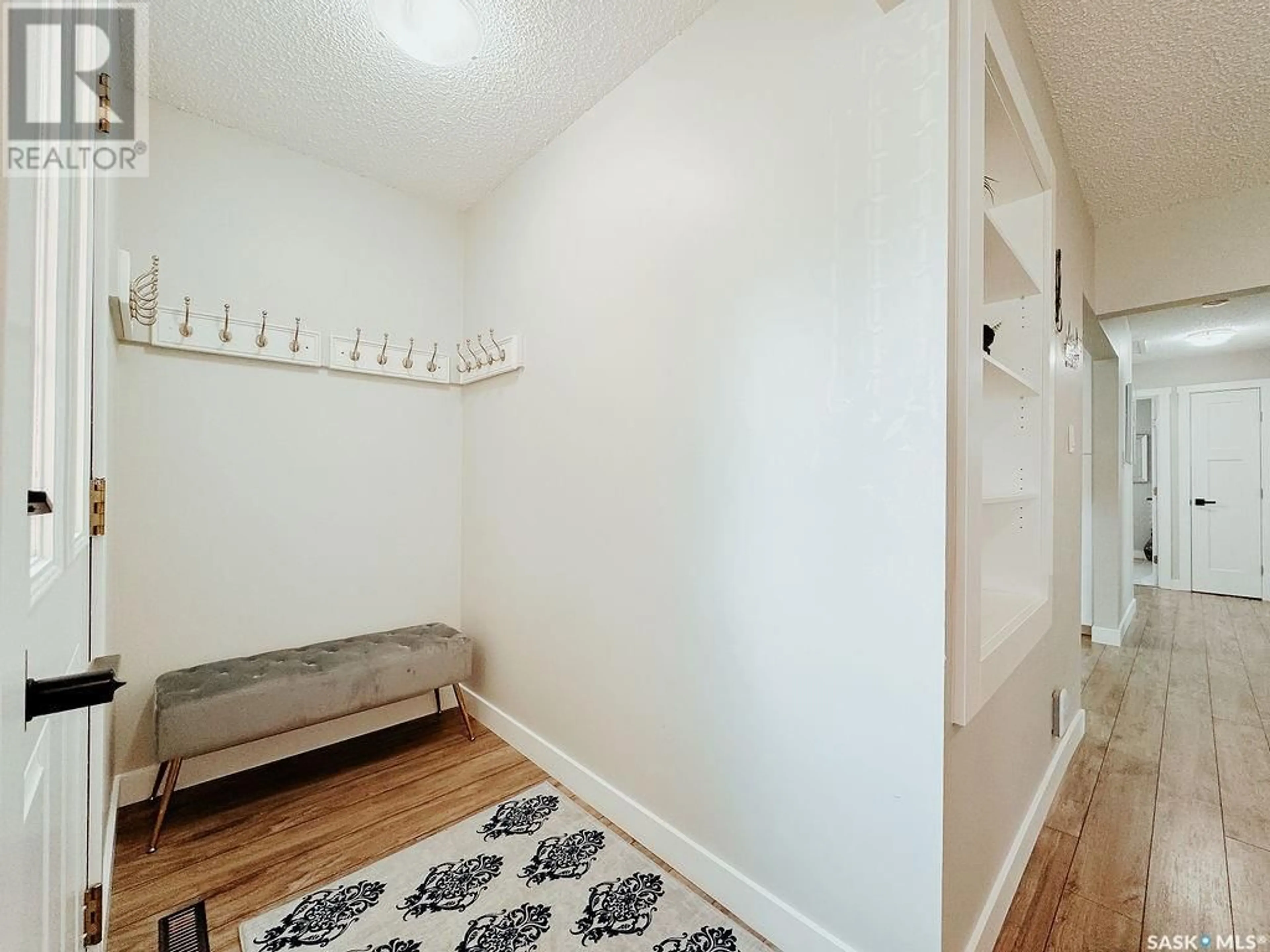 Indoor entryway for 1178 Duffield CRESCENT, Moose Jaw Saskatchewan S6H5M4