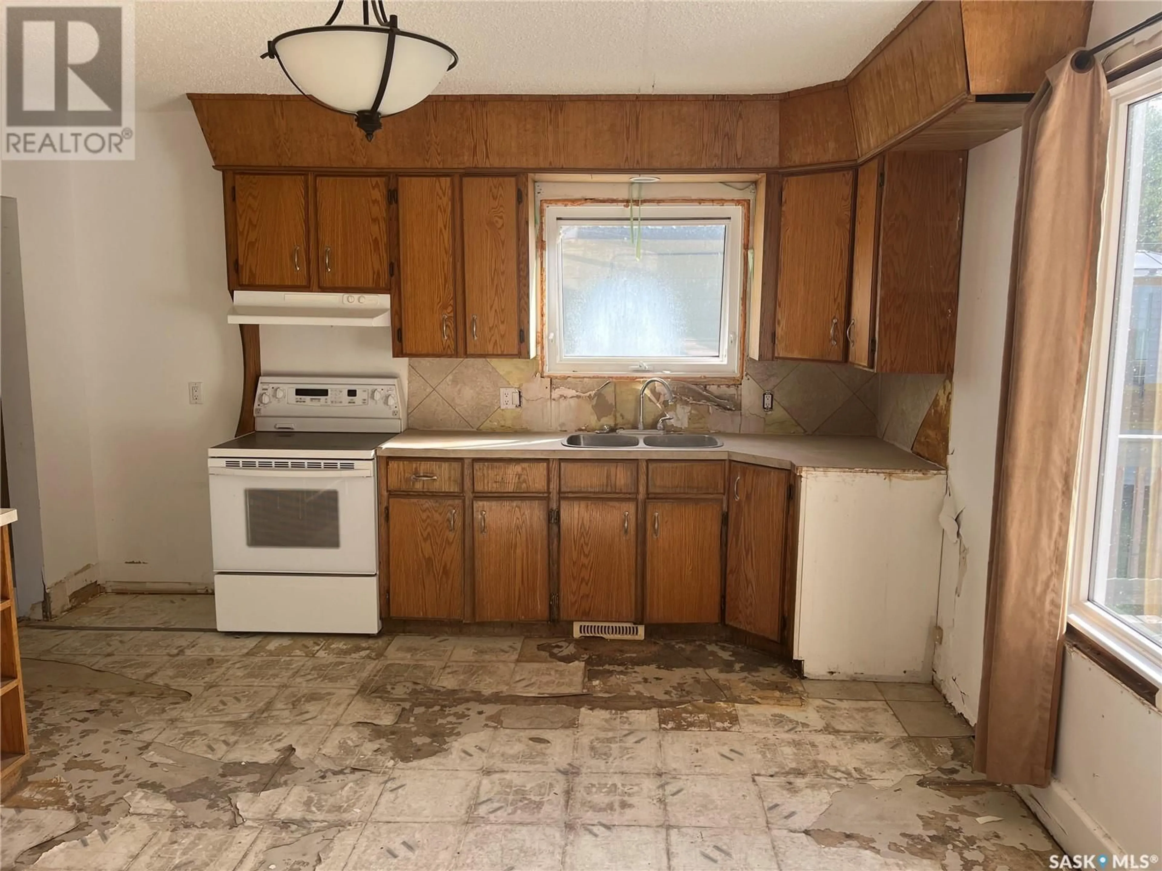 Standard kitchen, unknown floor, cottage for 125 2nd STREET NW, Wadena Saskatchewan S0A4J0