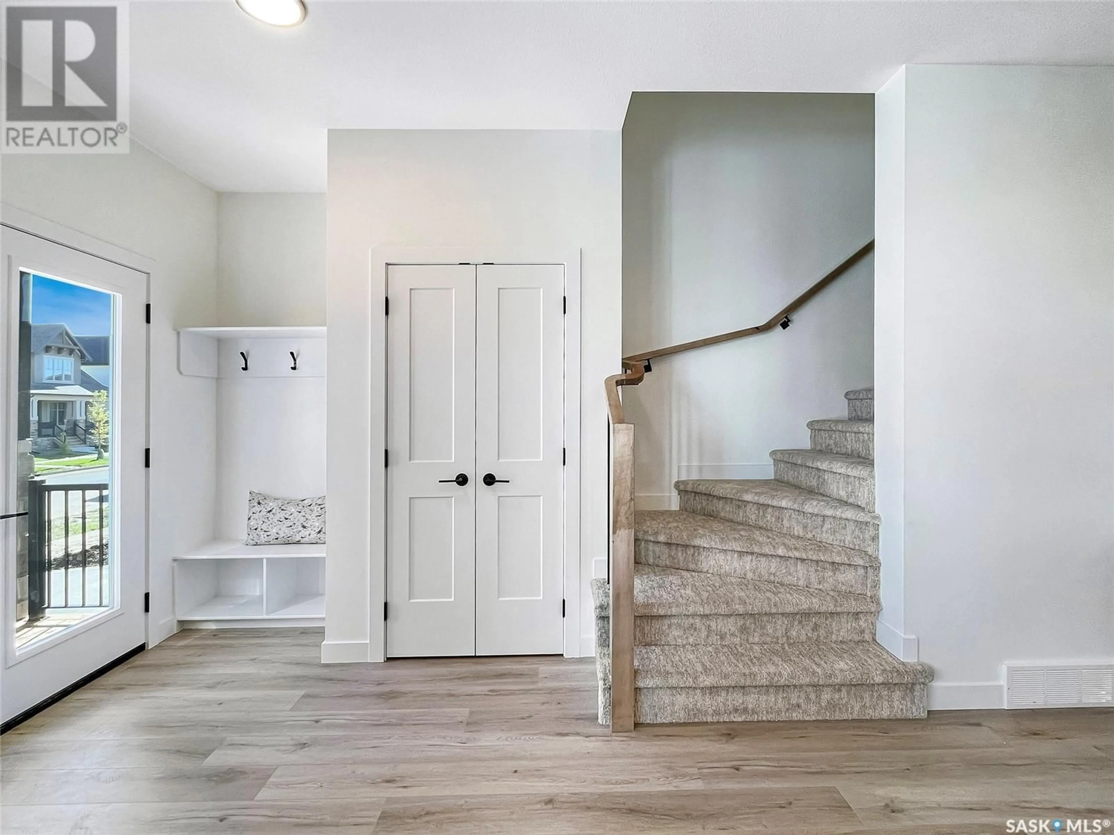 Indoor entryway, wood floors for 142 Taube AVENUE, Saskatoon Saskatchewan S7V1L6