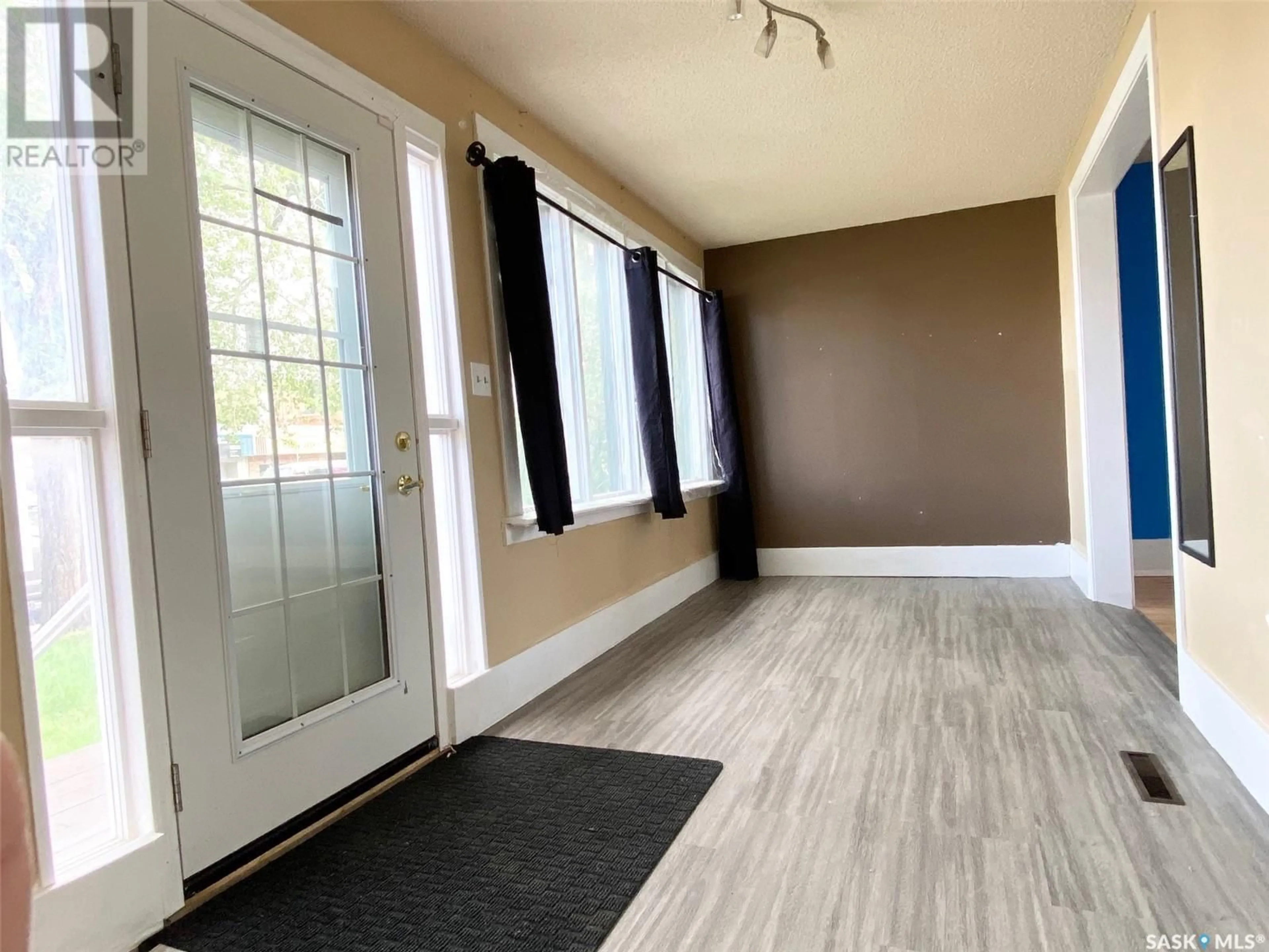 Indoor entryway for 3033 Dewdney AVENUE, Regina Saskatchewan S4Y0Y3