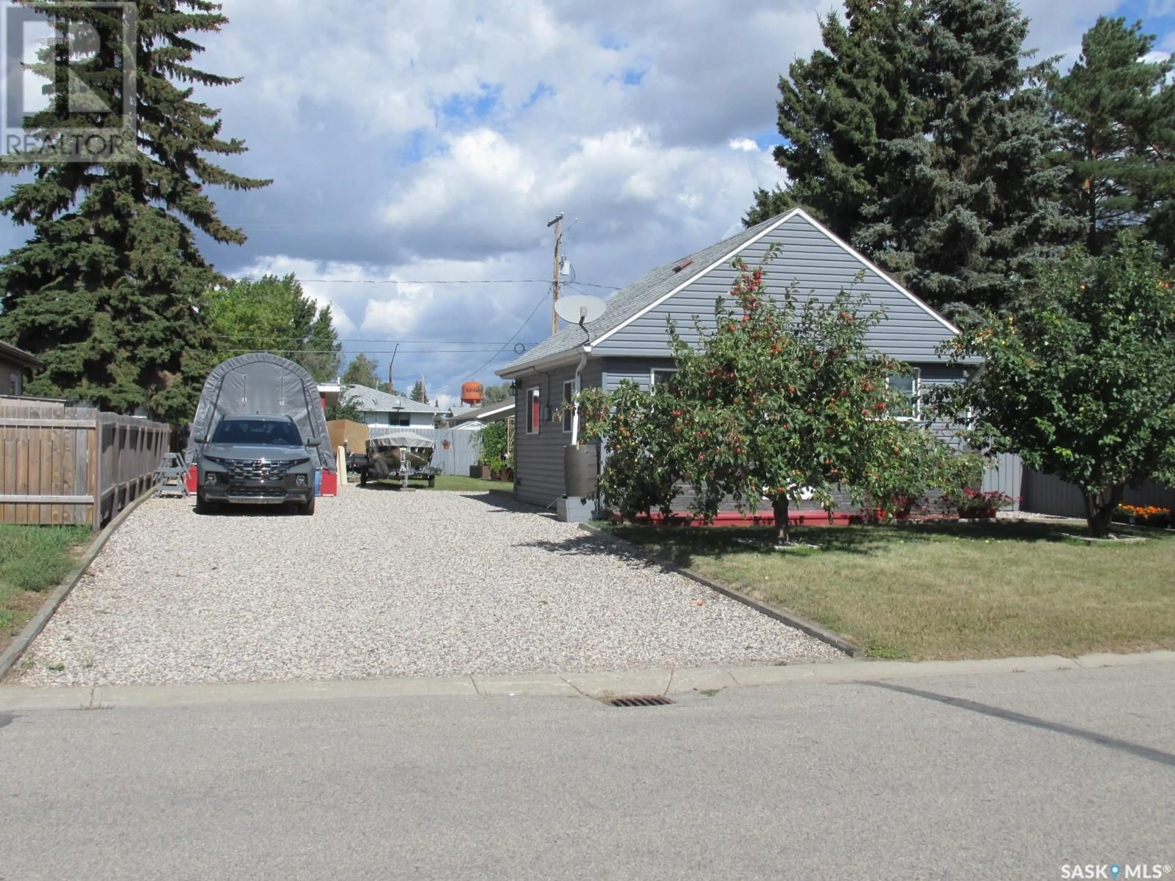 Frontside or backside of a home, the street view for 605 10th AVENUE W, Nipawin Saskatchewan S0E1E0