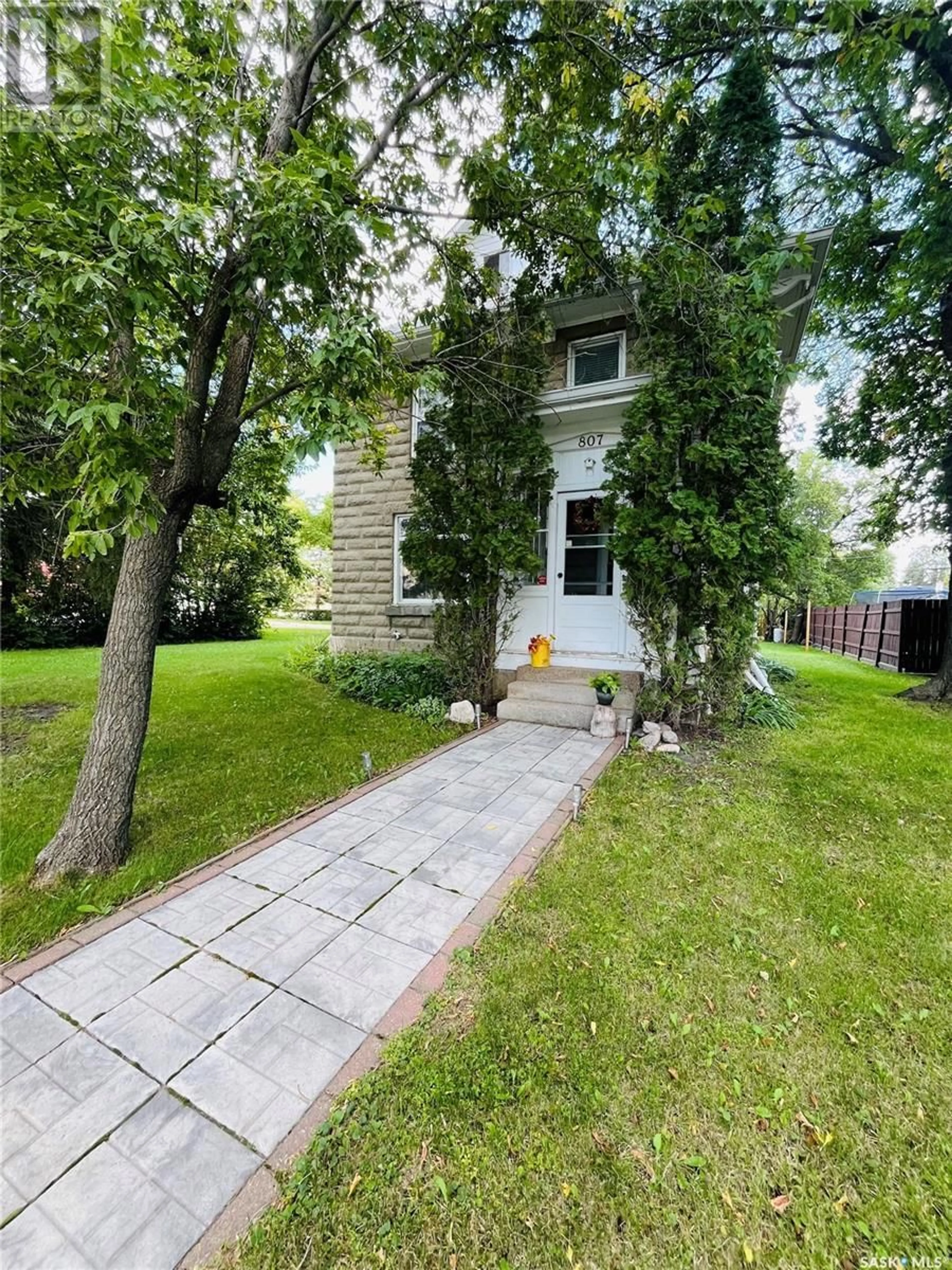 A pic from outside/outdoor area/front of a property/back of a property/a pic from drone, street for 807 GORDON STREET, Moosomin Saskatchewan S0G3N0