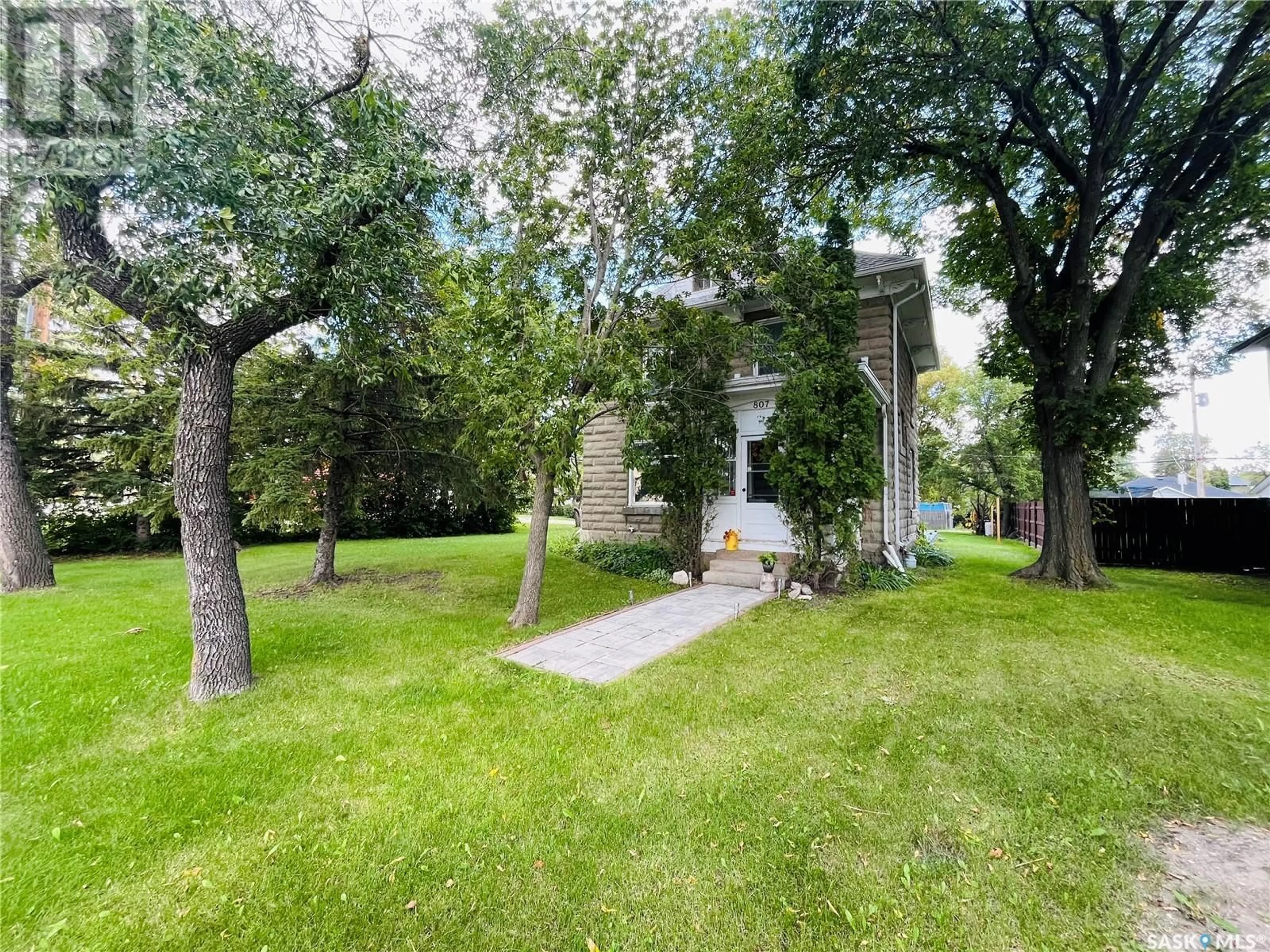 A pic from outside/outdoor area/front of a property/back of a property/a pic from drone, street for 807 GORDON STREET, Moosomin Saskatchewan S0G3N0