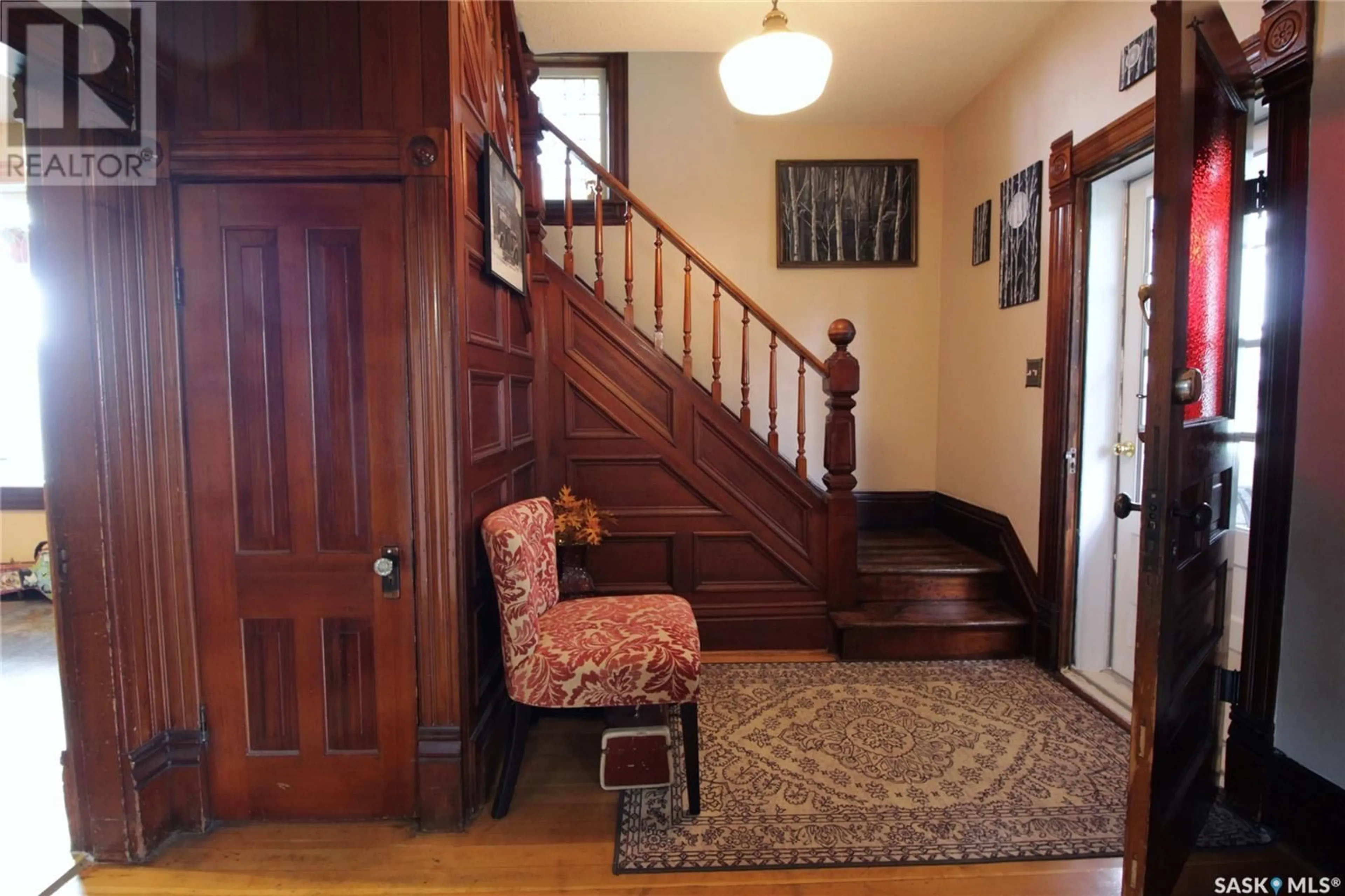 Indoor foyer, wood floors for 807 Gordon STREET, Moosomin Saskatchewan S0G3N0