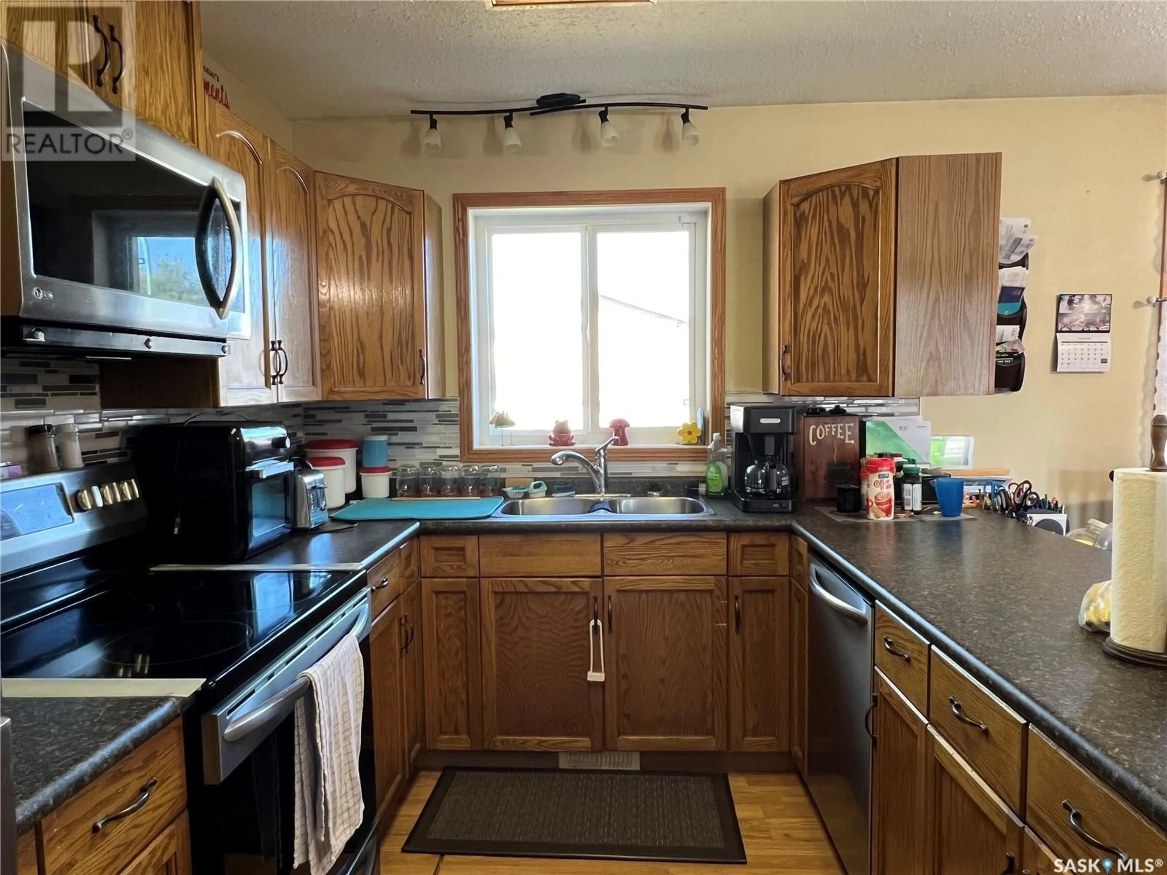 Standard kitchen, wood floors, cottage for 30 Marion CRESCENT, Meadow Lake Saskatchewan S9X1B7