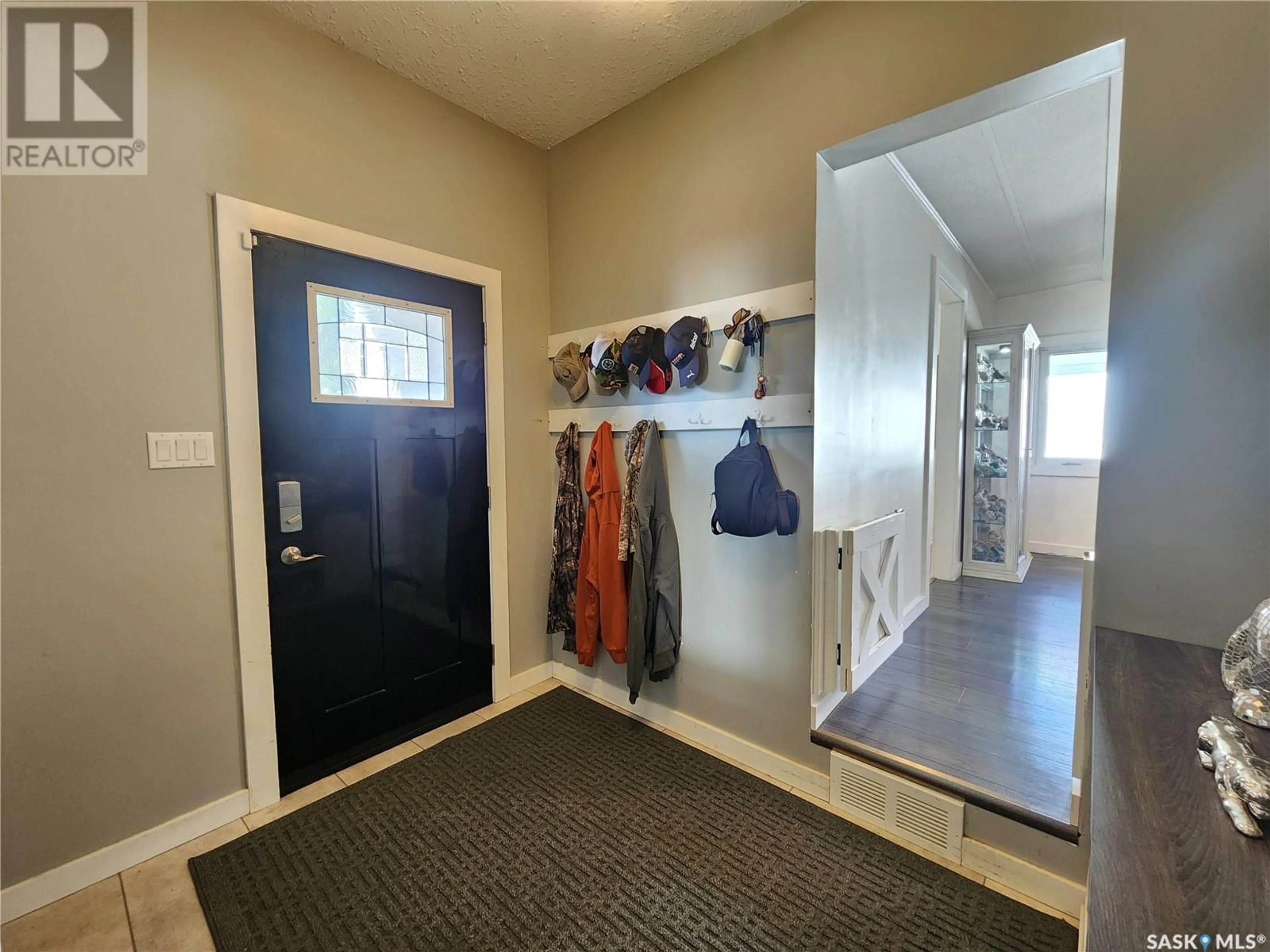 Indoor entryway for 140 Laing CRESCENT, Weyburn Saskatchewan S4H2R9