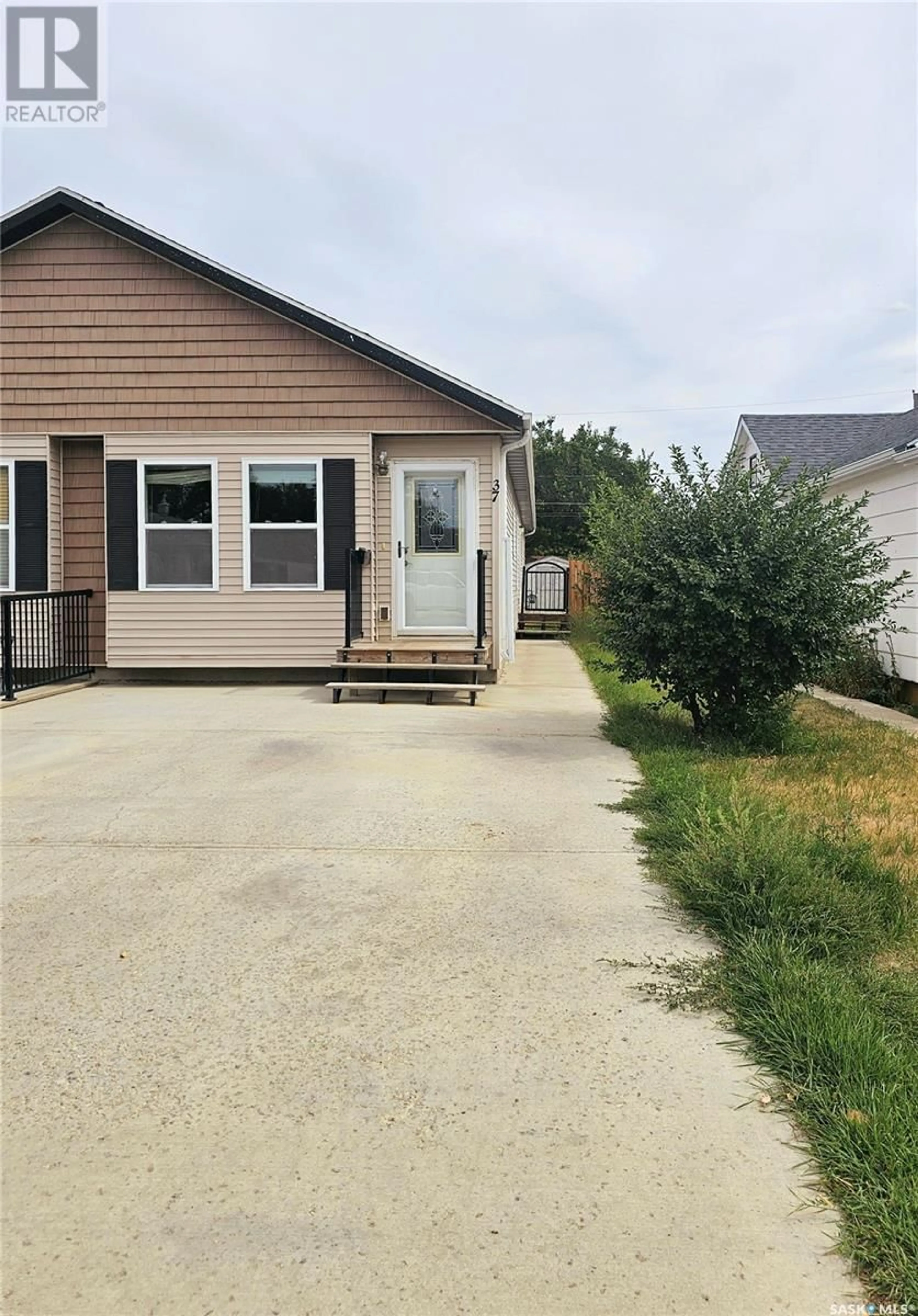 Frontside or backside of a home, cottage for 37 4th AVENUE SE, Swift Current Saskatchewan S9H3L1