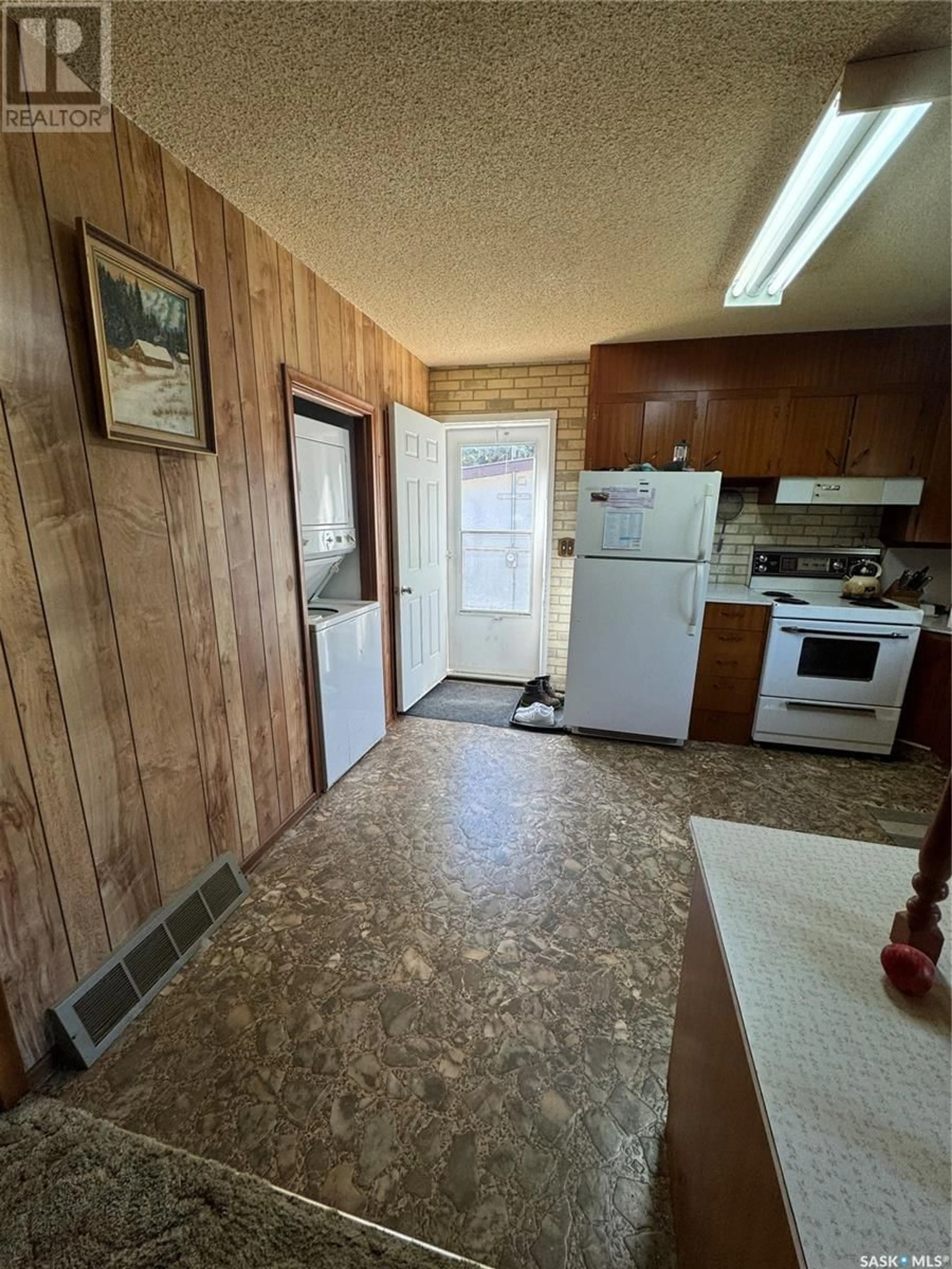 Kitchen for 215 Campkin STREET, Francis Saskatchewan S0G1V0