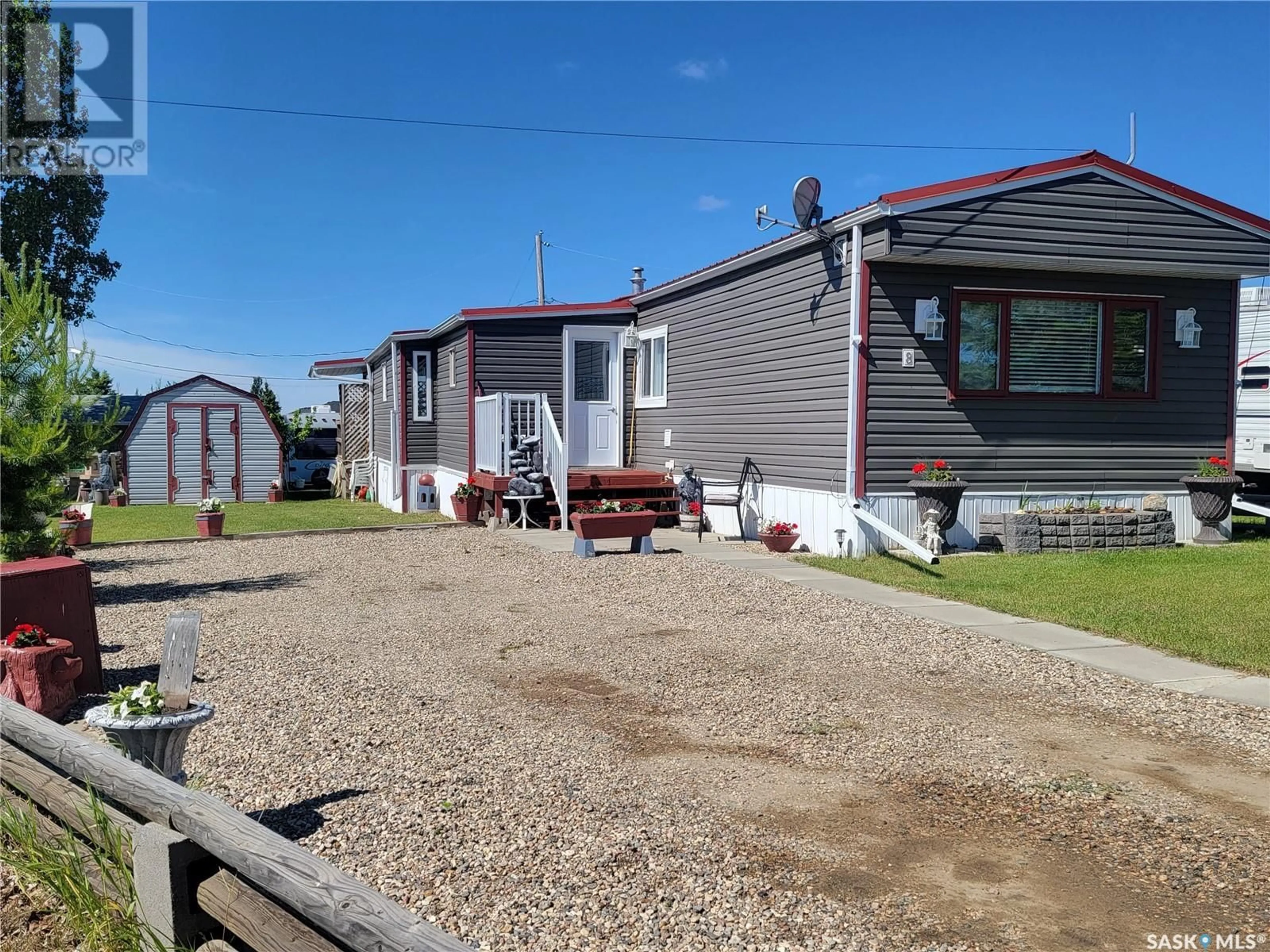 Cottage for 8 Mirror PLACE, Macklin Saskatchewan S0L2C0